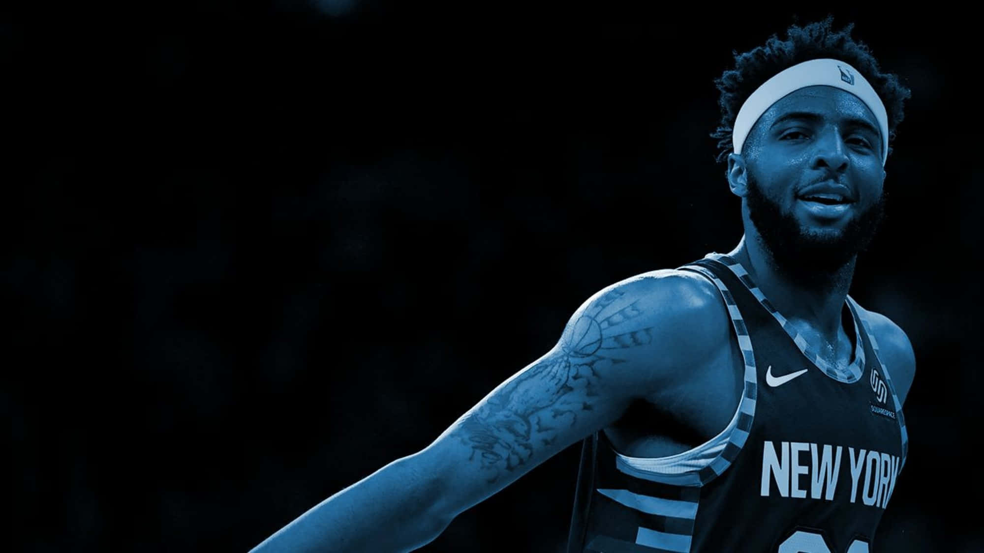 NBA 桌布 壁紙 — 一名身穿紐約球衣的籃球運動員在黑色背景前，於戲劇性的藍色燈光下凝視著。