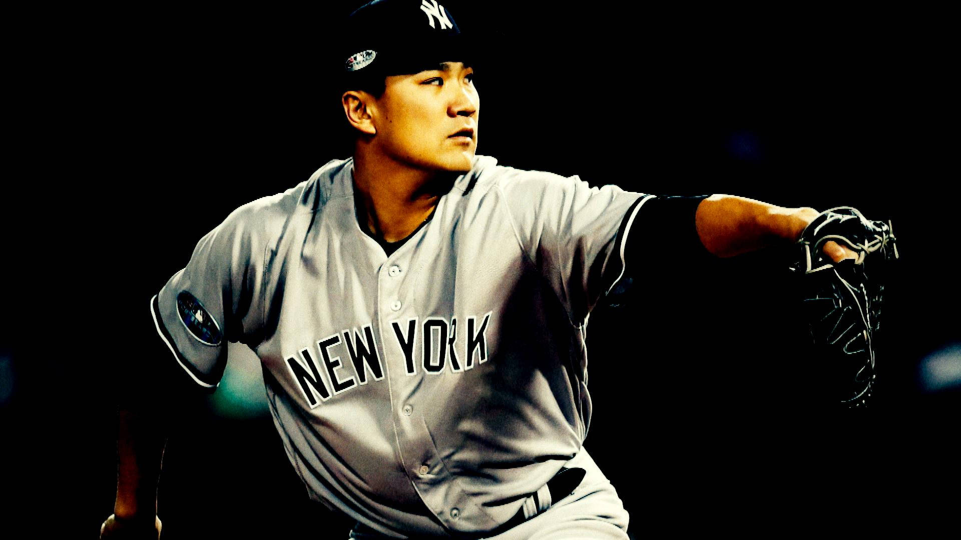 masahiro tanaka 桌布 壁紙 — 一名身穿紐約隊服的棒球投手在黑暗背景和戲劇性燈光下投球。