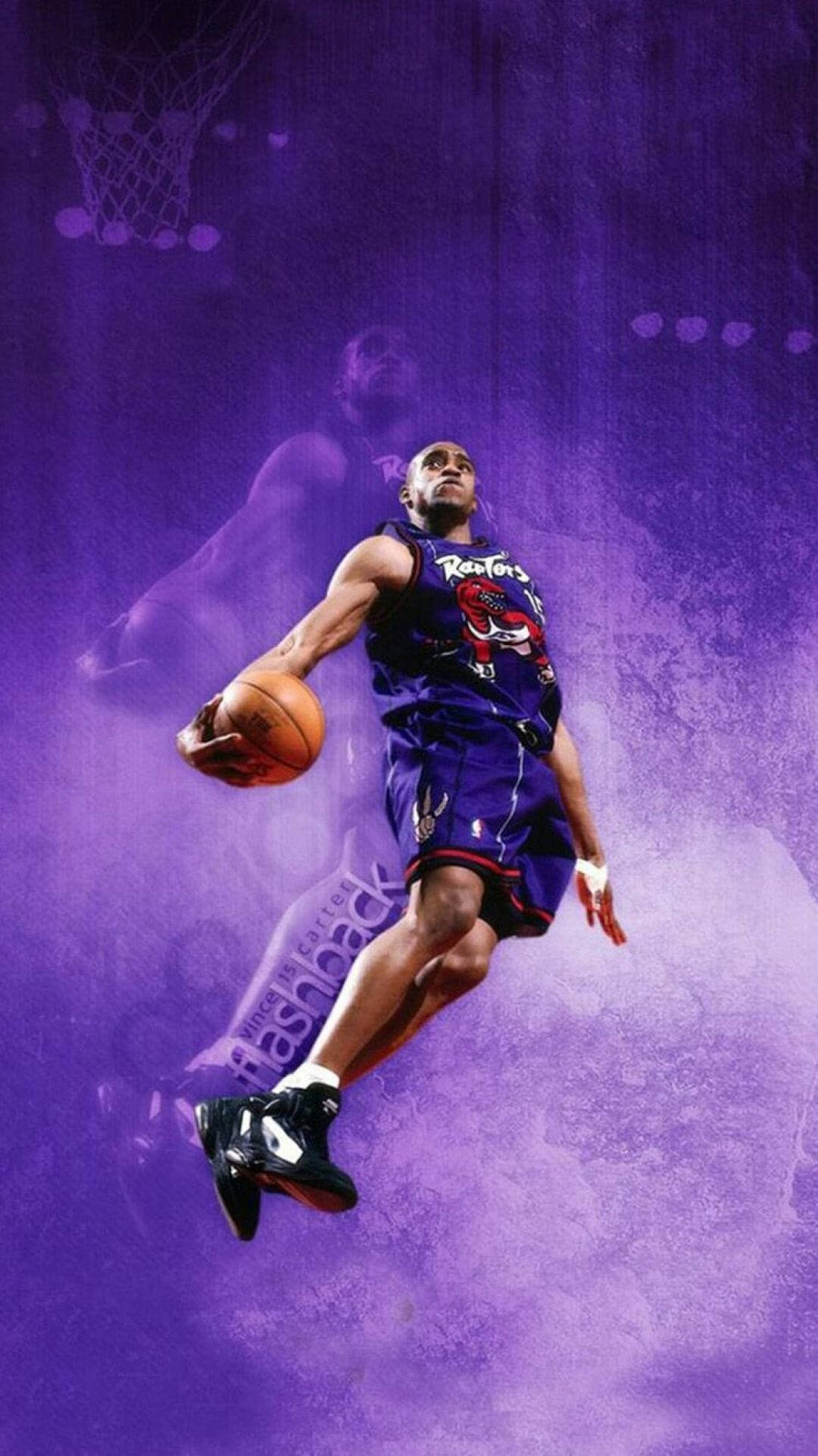 運動 桌布 壁紙 — 一名身穿紫色Raptors球衣的籃球運動員，帶著強烈的專注力，穿過充滿活力的紫色迷霧，向籃框飛去。