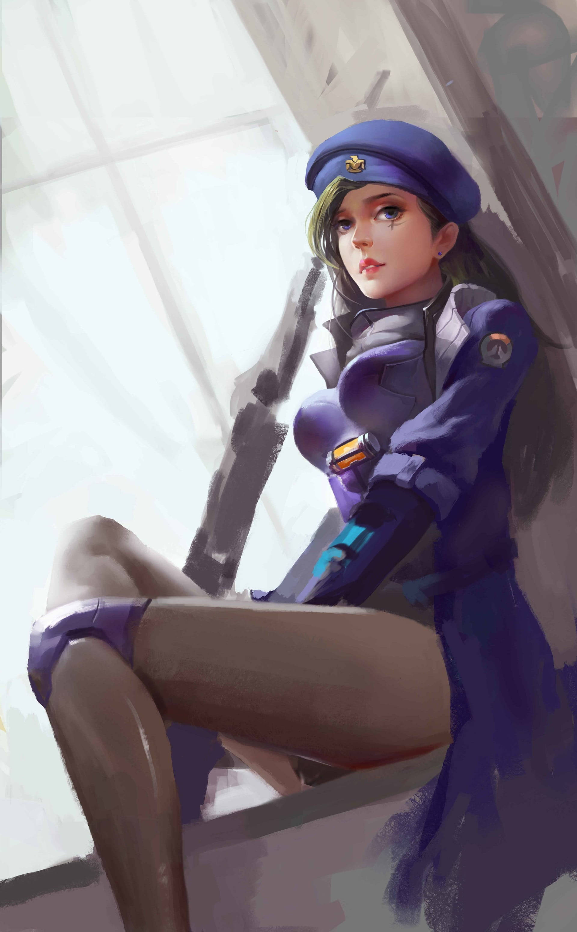 鬥陣特攻 桌布 壁紙 — 一名身穿紫色制服的女兵坐在窗邊，若有所思地握著步槍，柔和的光線透過薄紗窗簾灑落。