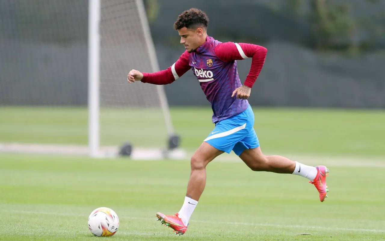 Coutinho 桌布 壁紙 — 一名身穿紫色和紅色球衣的足球員在綠色球場上近球門處盤帶一顆彩色球。