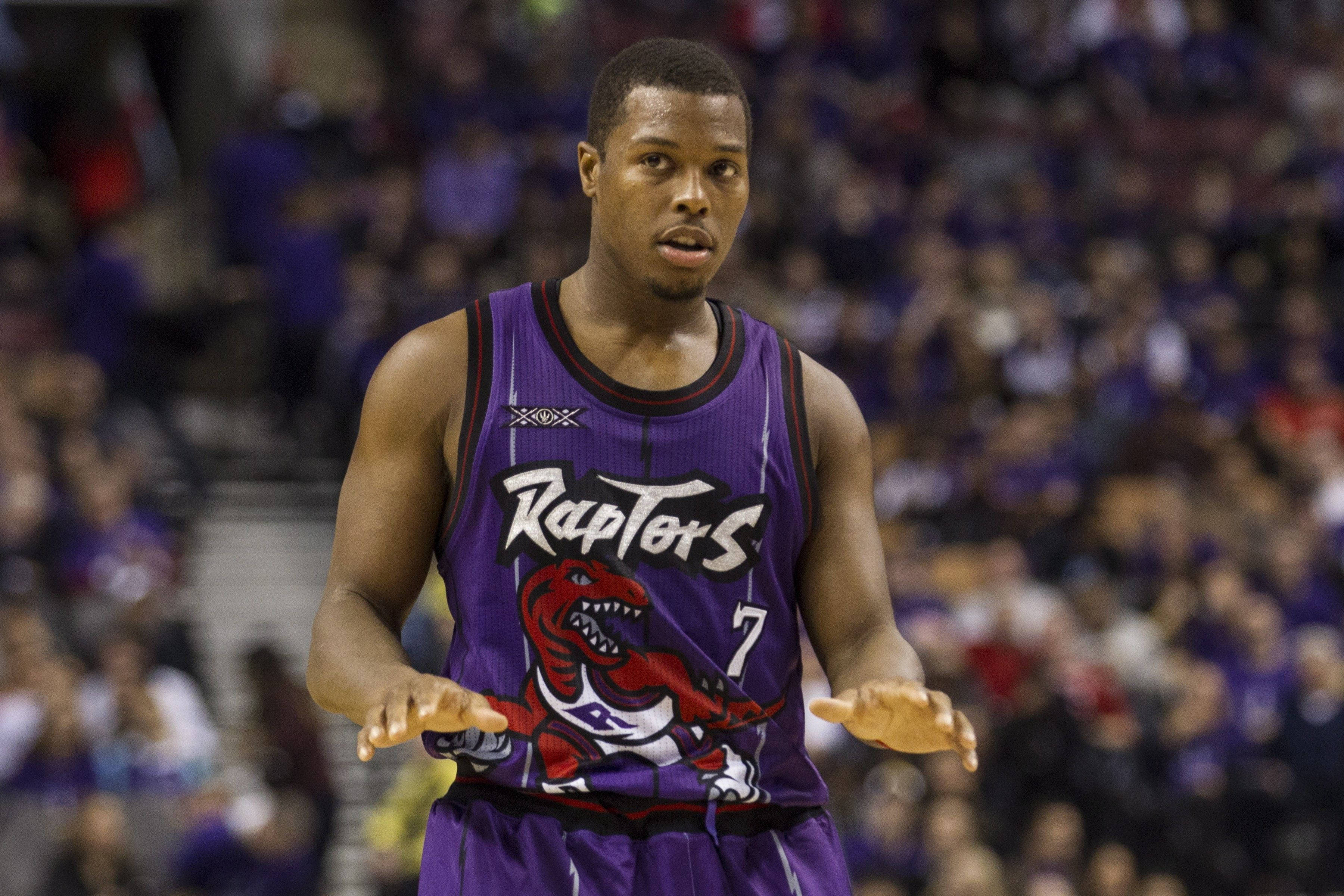 Lowry 桌布 壁紙 — 一名身穿紫色暴龍隊7號球衣的籃球運動員在比賽中做手勢，身後是模糊的人群。