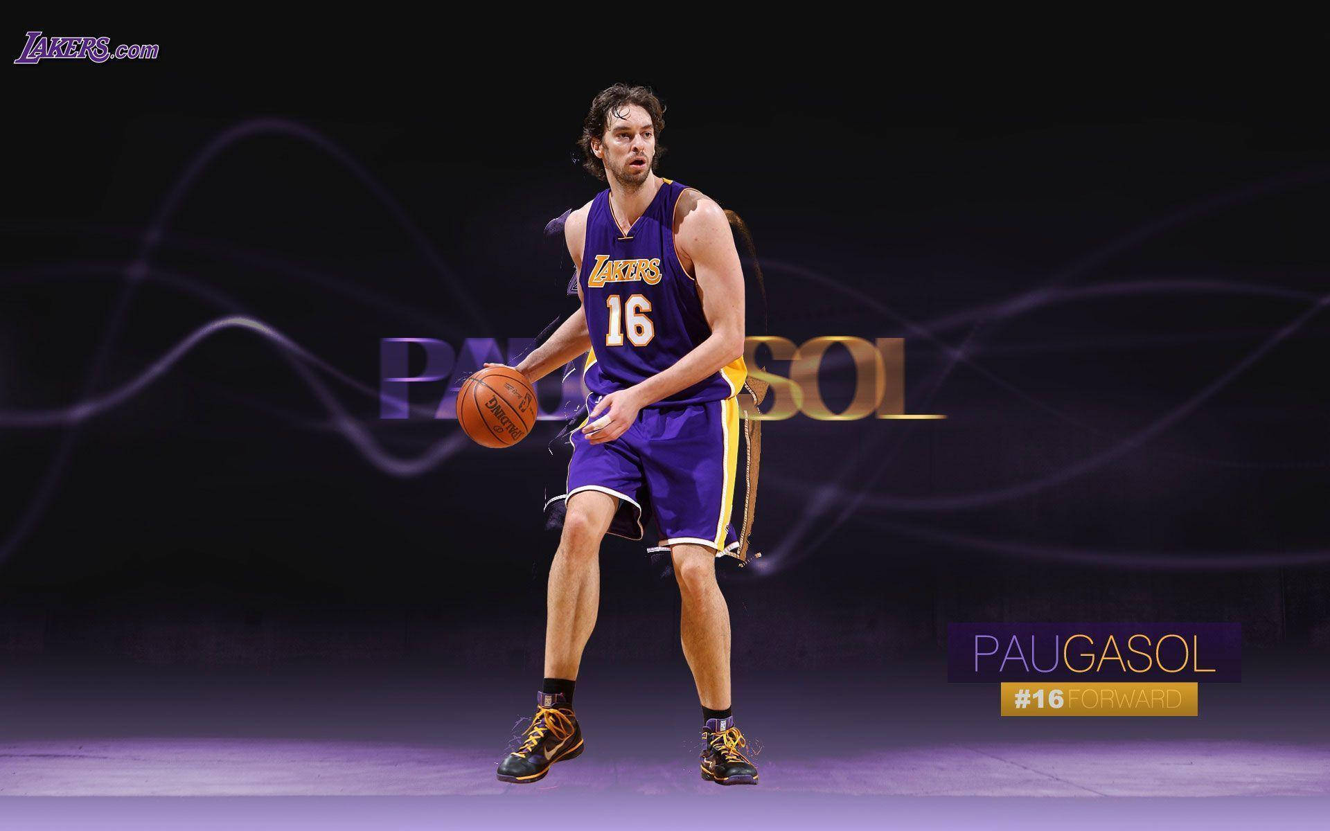 Pau Gasol 桌布 壁紙 — 一名身穿紫色湖人隊球衣的籃球運動員在黑暗背景中運球，背景有發光的紫色波浪線和以風格化文字顯示他的名字。