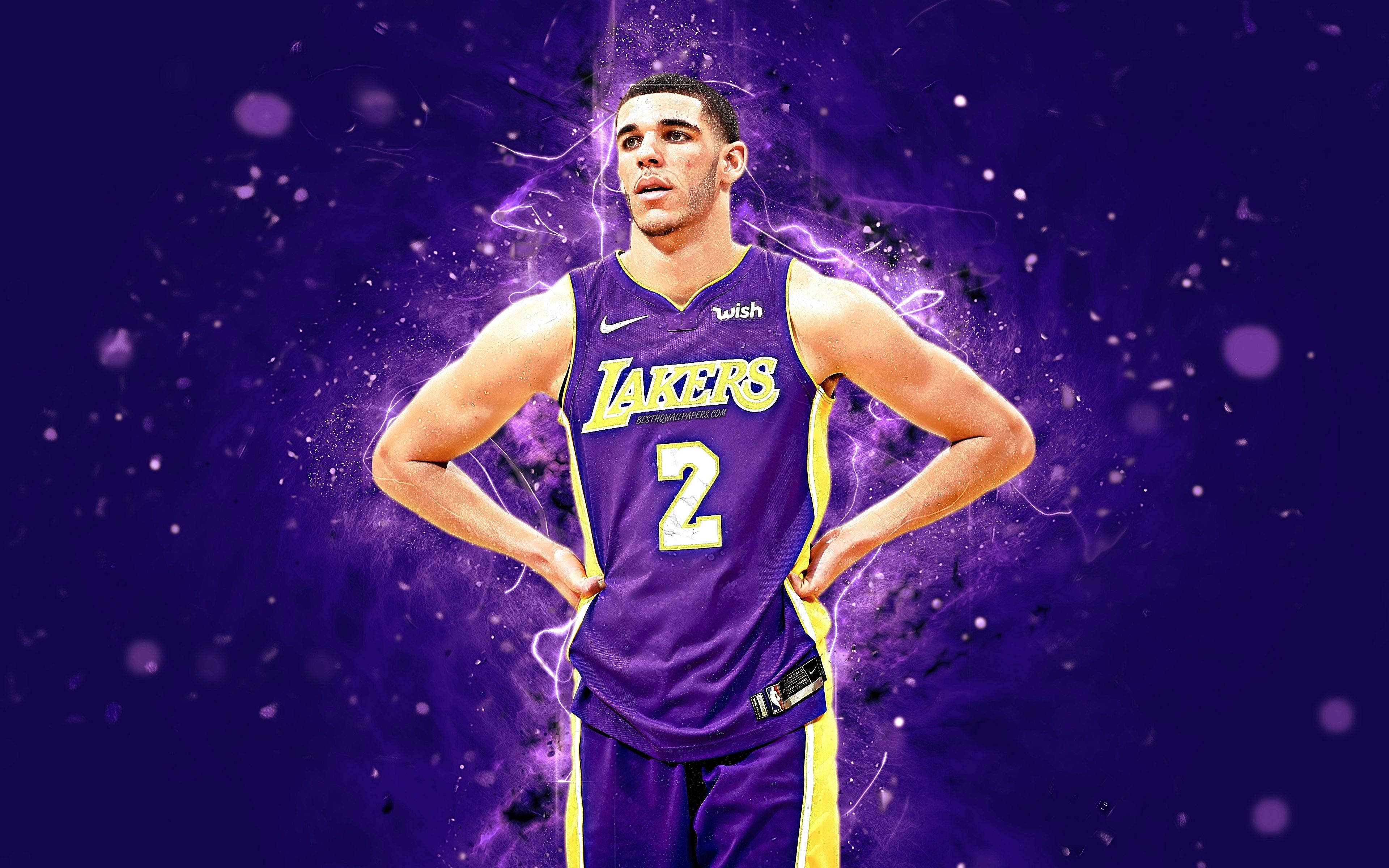 NBA 桌布 壁紙 — 一名身穿紫色湖人隊球衣的籃球運動員，雙手叉腰，自信地站在充滿活力的紫色電光背景前。