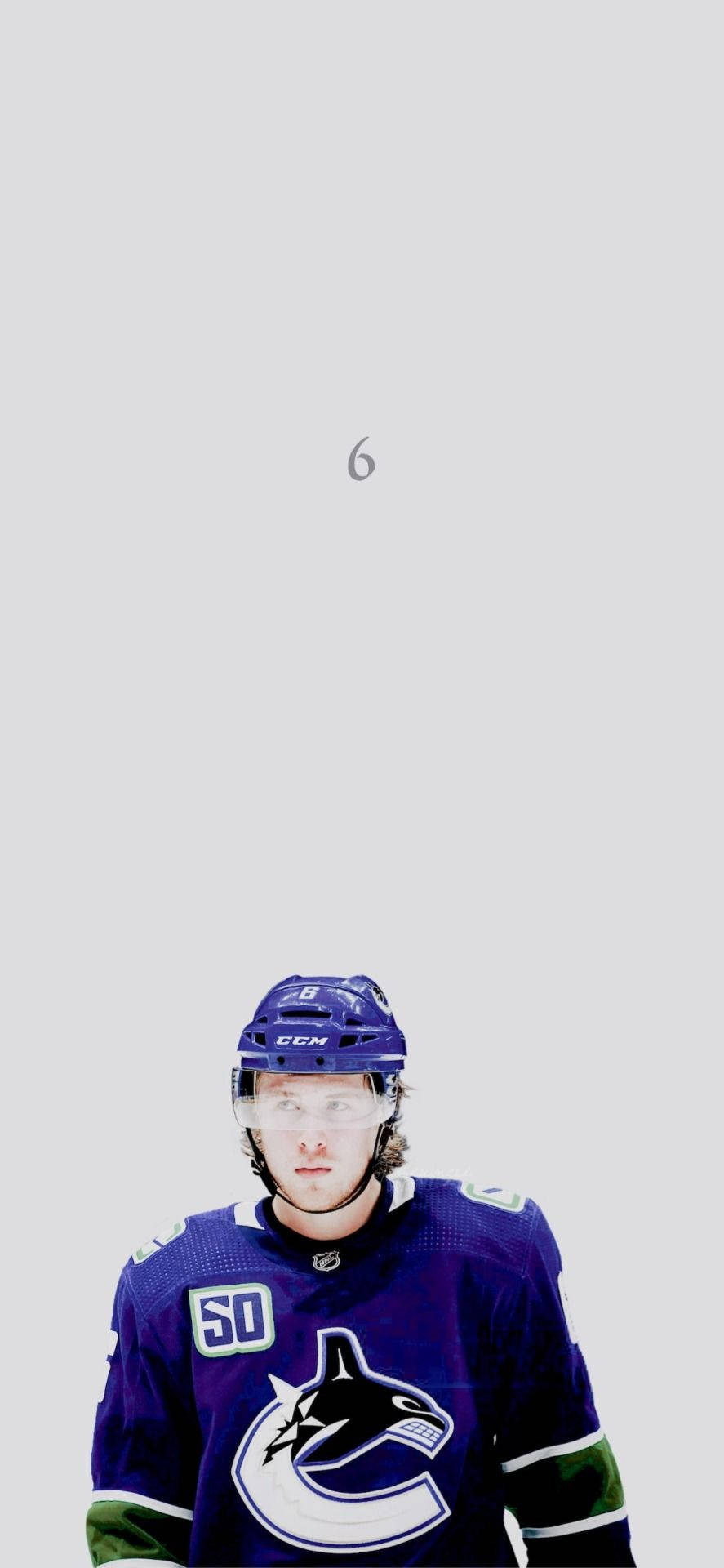 Ice Skating 桌布 壁紙 — 一名身穿紫色溫哥華加人隊（Vancouver Canucks）50號球衣的冰球運動員，在純灰色背景前凝視前方，上方有模糊的數字6。