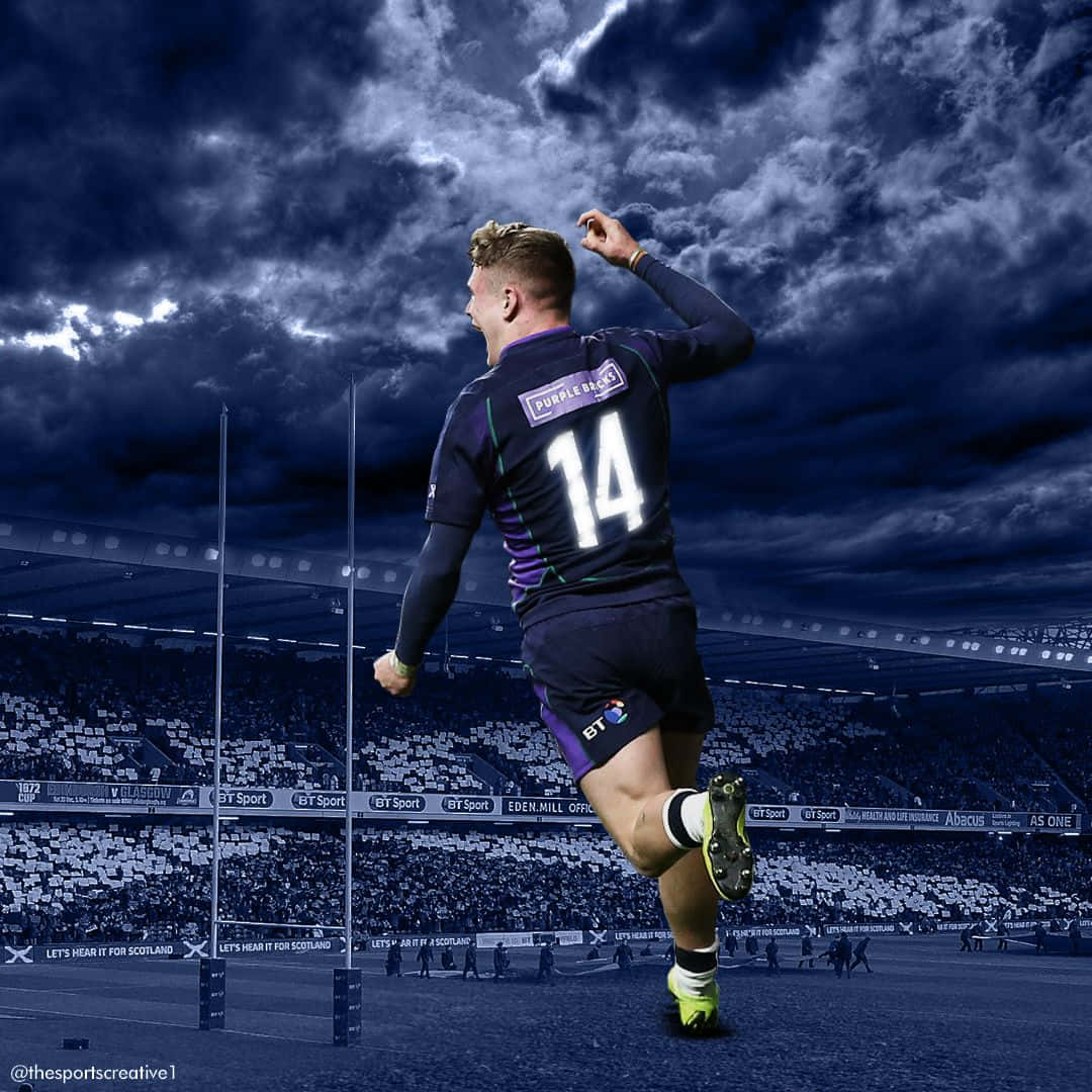 Scotland Rugby 桌布 壁紙 — 一名身穿紫色球衣、號碼14的橄欖球運動員在戲劇性的暴風雨天空下，在體育館內勝利地跳躍。