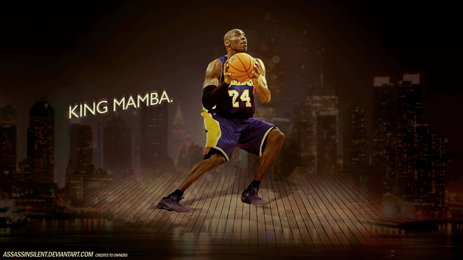 Kobe Basketball 桌布 壁紙 — 一名身穿紫色球衣的籃球運動員在木地板上運球，身後是閃爍的城市天際線。