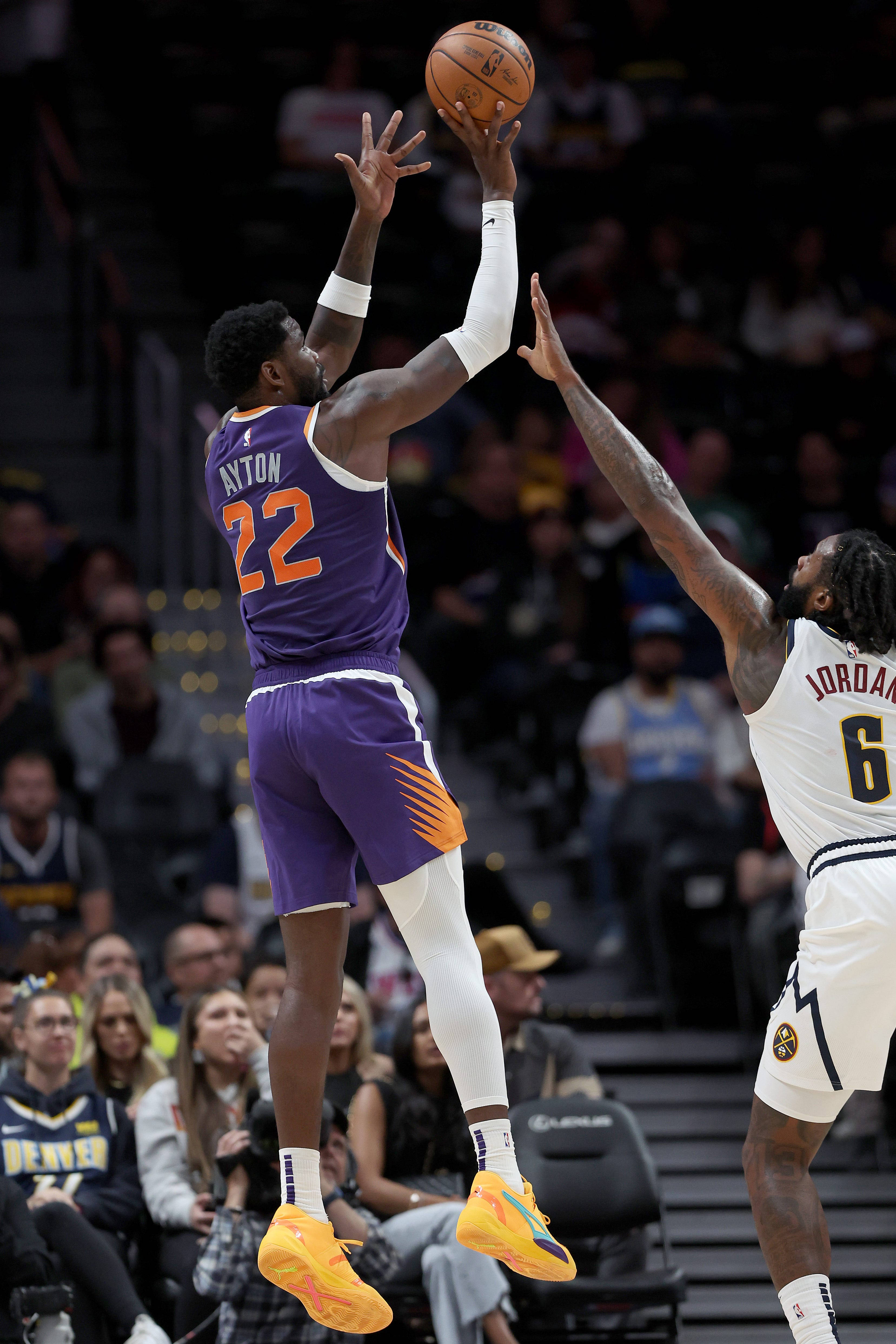 NBA 桌布 壁紙 — 一名身穿紫色球衣的籃球運動員跳起投籃，而一名身穿白色球衣的防守球員試圖封阻。