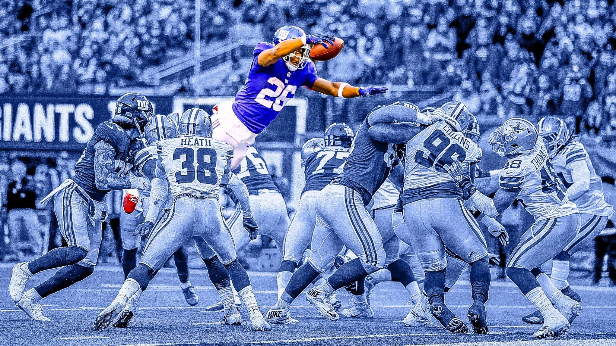 Saquon Barkley 桌布 壁紙 — 一名身穿紫色的美式足球員在一片對手中跳起接球，場景為高對比度的藍色單色調球場。