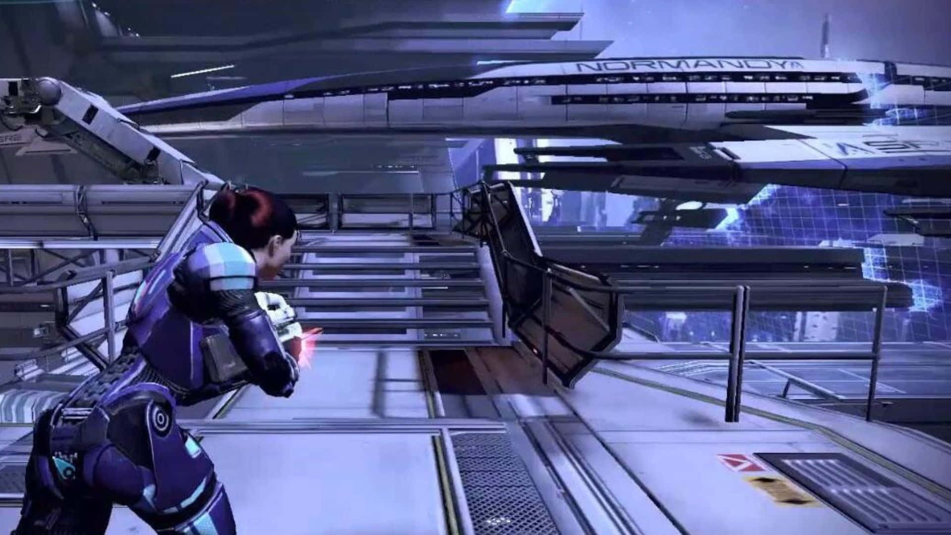 Mass Effect Citadel 桌布 壁紙 — 一名身穿紫色盔甲的女兵在名為 Normandy 的巨大太空船下方的金屬平台上瞄準一把發光的武器。