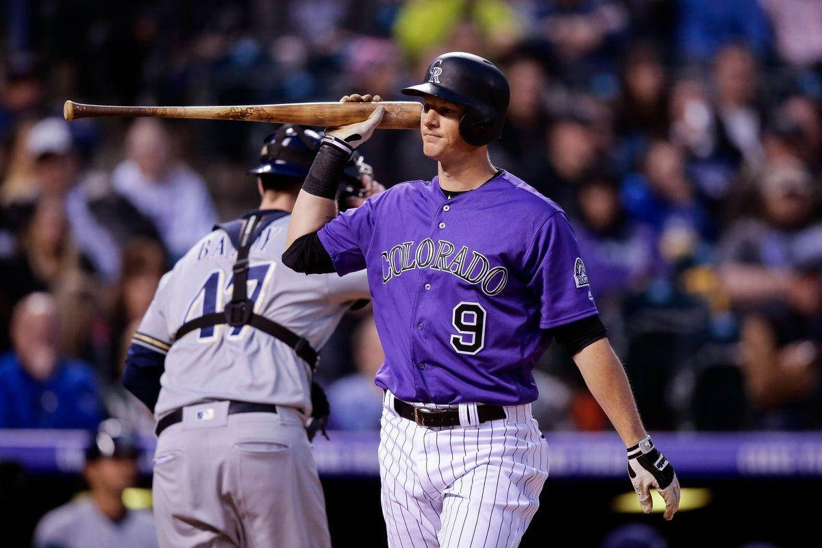Dj Lemahieu 桌布 壁紙 — 一名身穿紫色科羅拉多球衣的棒球選手，在球場人群中走過捕手時，將球棒扛在肩上。