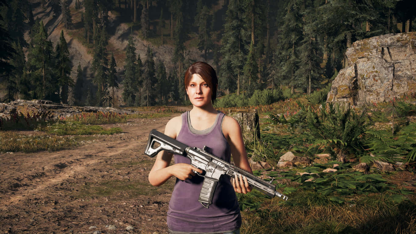 Rifle 桌布 壁紙 — 一名身穿紫色背心的女性在陽光明媚的林間空地中持步槍，地形多岩石，松樹高聳。