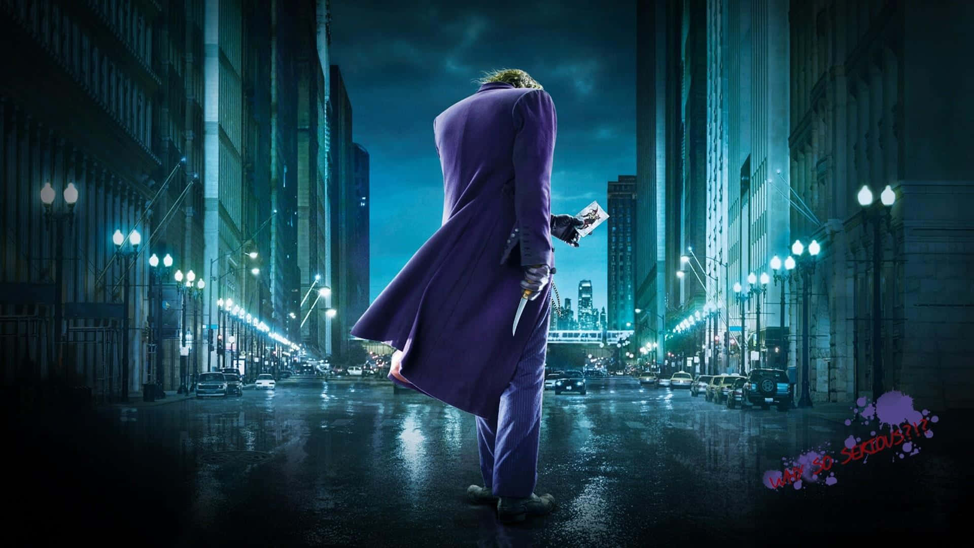 Joker Art 桌布 壁紙 — 一名身穿紫色西裝的男子在夜晚沿著雨濕的街道行走，手持一把刀，發光的燈光在濕漉漉的人行道上反射。