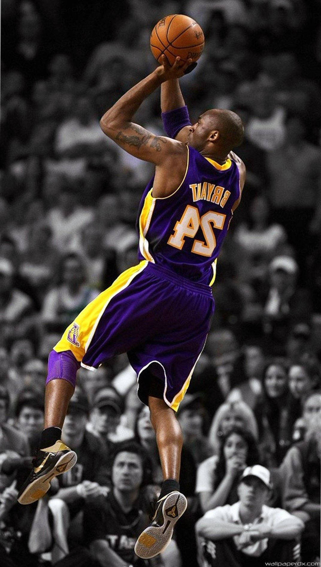 Kobe Bryant iPhone 桌布 壁紙 — 一名身穿紫金色湖人球衣的籃球運動員在空中跳起投籃，背景是黑白的人群。