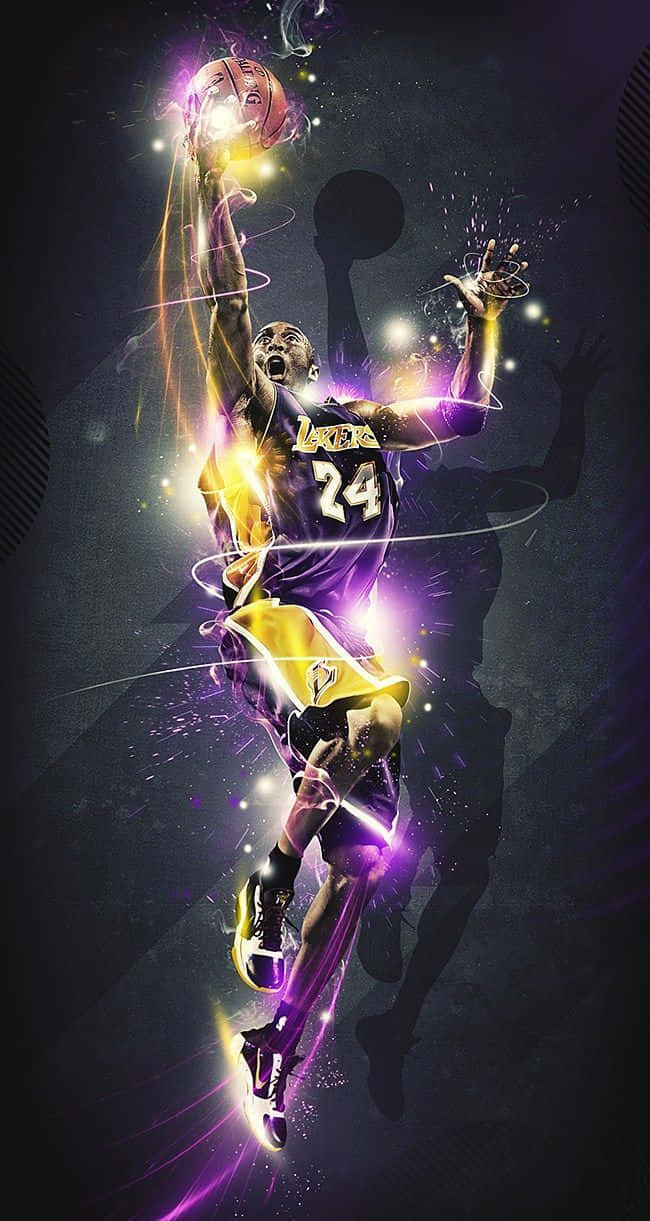 科比· Bryant 桌布 壁紙 — 一名身穿紫金色湖人球衣的籃球運動員，帶著發光的籃球，周圍環繞著電光紫金色的能量軌跡，動態跳躍。