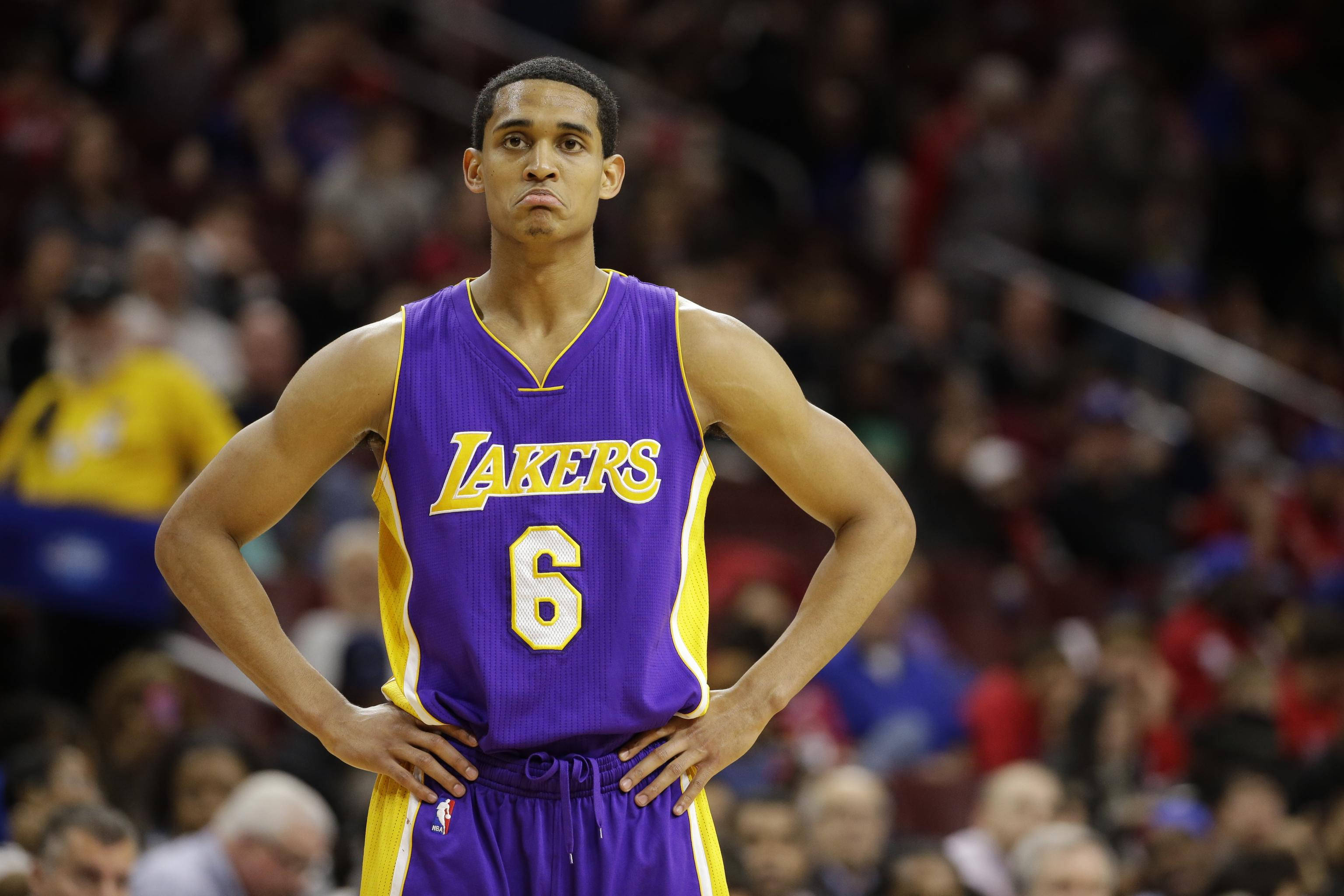 Jordan Clarkson 桌布 壁紙 — 一名身穿紫金色湖人隊6號球衣的籃球運動員在比賽中雙手叉腰，表情沮喪地站著。
