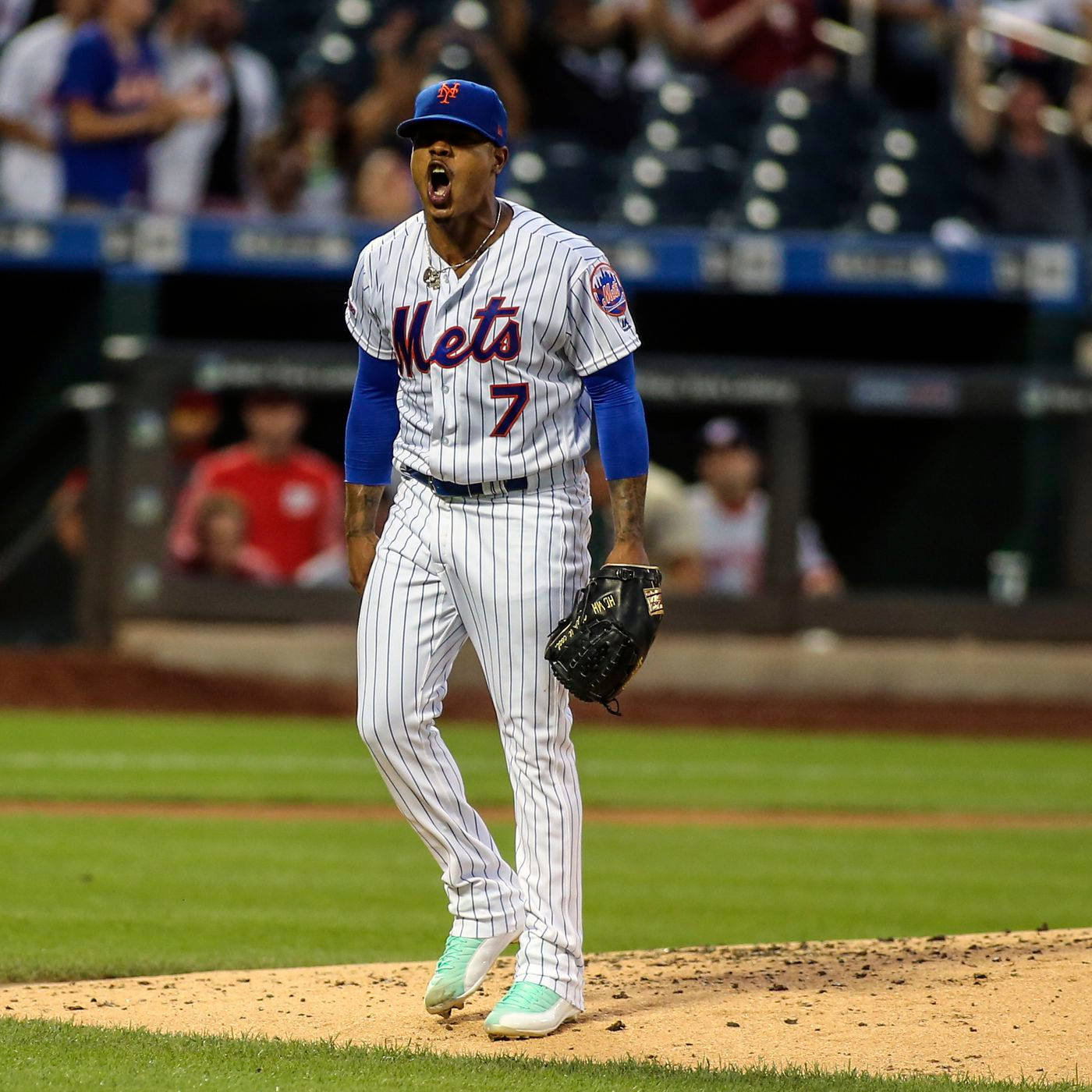 Marcus Stroman 桌布 壁紙 — 一名身穿細條紋球衣的Mets棒球選手在球場燈光下，在投手丘上激情吶喊。