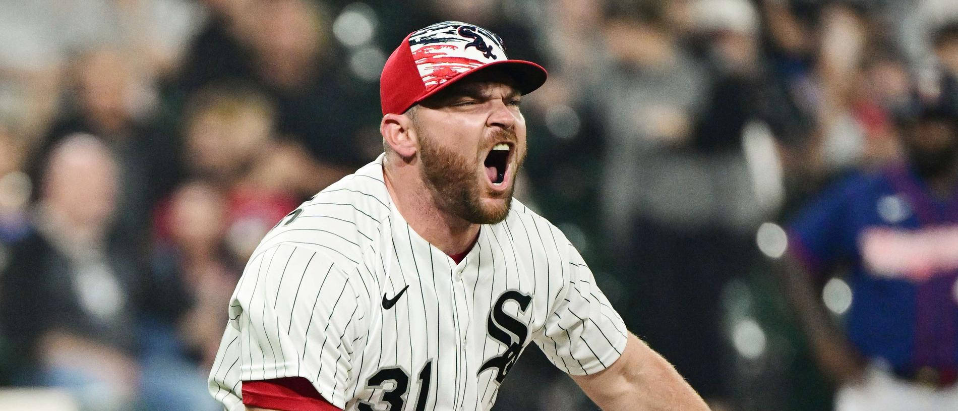 Chicago White Sox 桌布 壁紙 — 一名身穿細條紋球衣的棒球運動員在夜間比賽中，於球場燈光下激情吶喊。