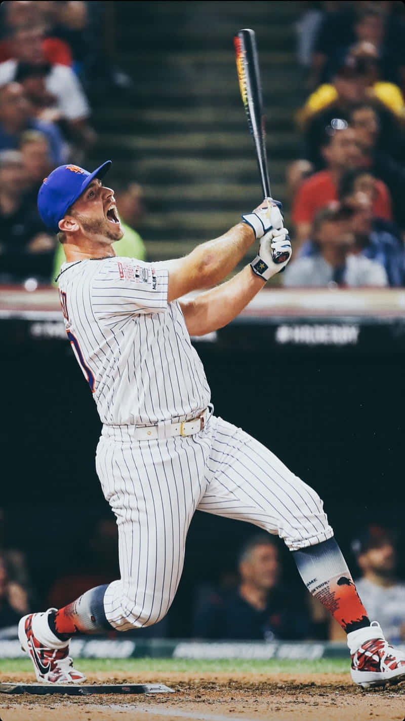 Pete Alonso 桌布 壁紙 — 一名身穿細條紋球衣的棒球選手在球場燈光下的夜間比賽中，專注地揮棒。