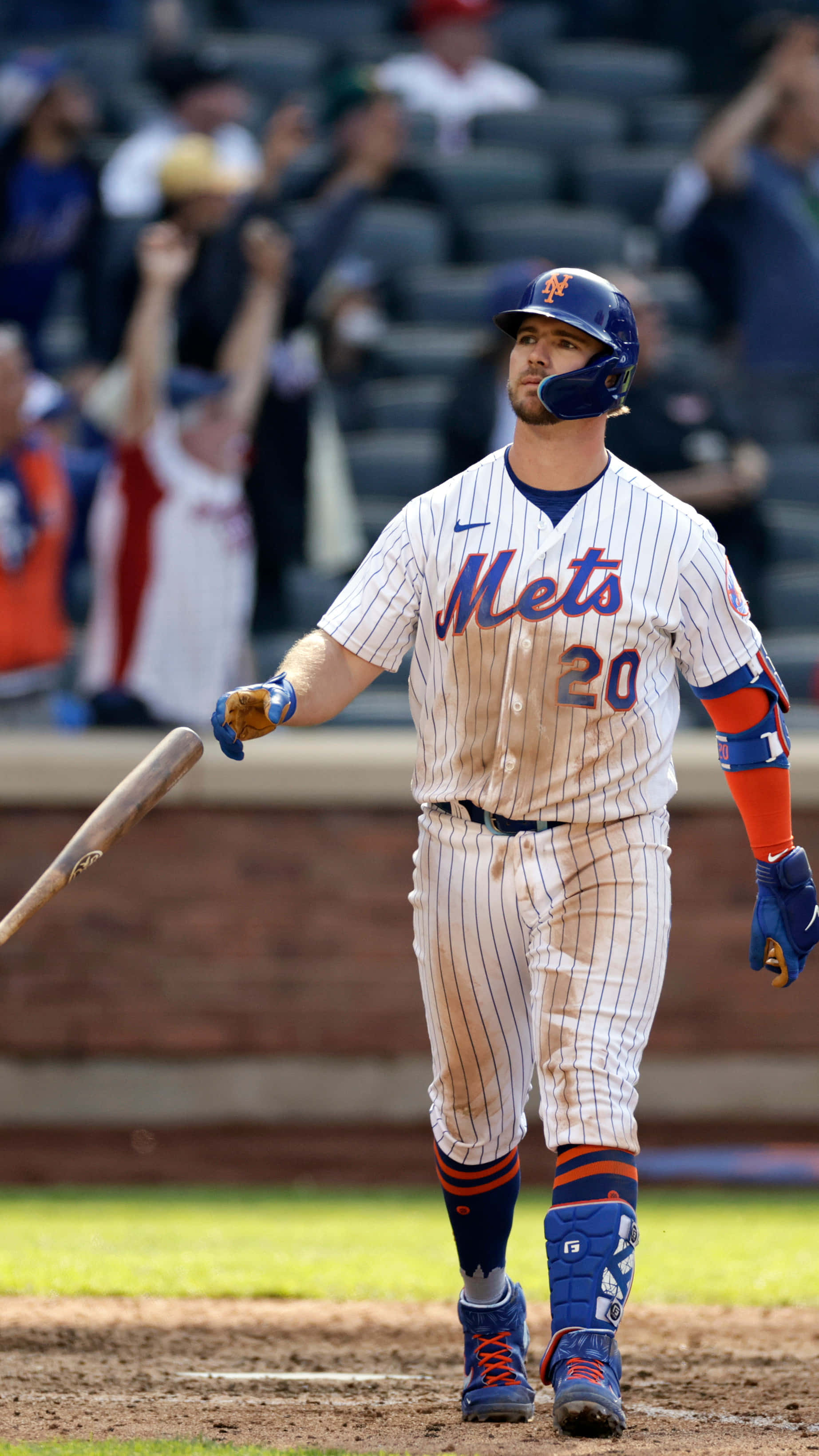 Pete Alonso 桌布 壁紙 — 一名身穿細條紋球衣的紐約大都會棒球運動員在比賽後拿著球棒離開球場。