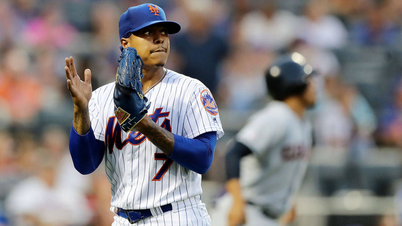 Marcus Stroman 桌布 壁紙 — 一名身穿細條紋球衣的紐約大都會棒球選手在夜間比賽中於球場燈光下拍手。