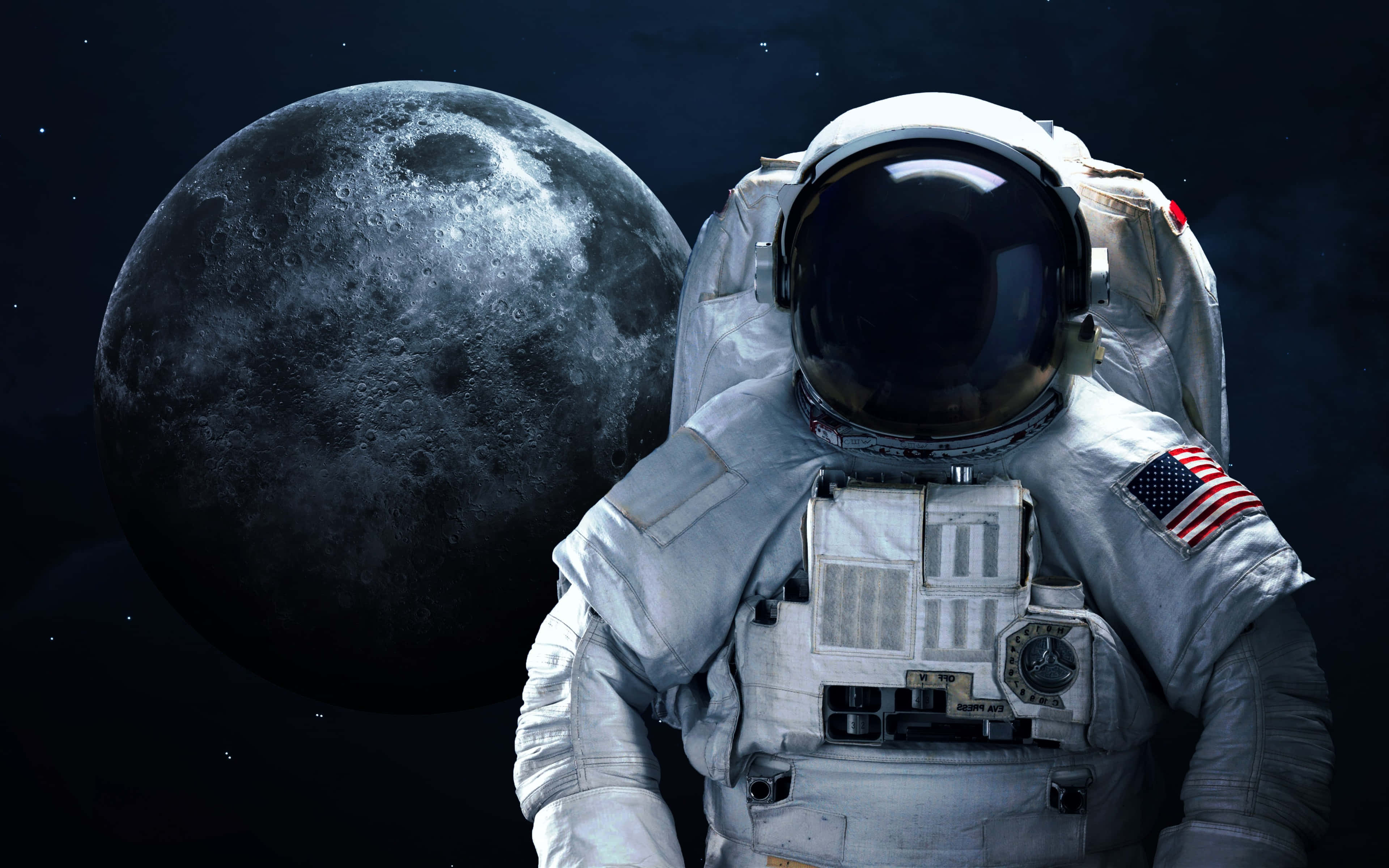 Amazing Astronaut 桌布 壁紙 — 一名身穿細節豐富太空衣的太空人，站在佈滿隕石坑的月球前，背景是星光點點的黑色虛空。