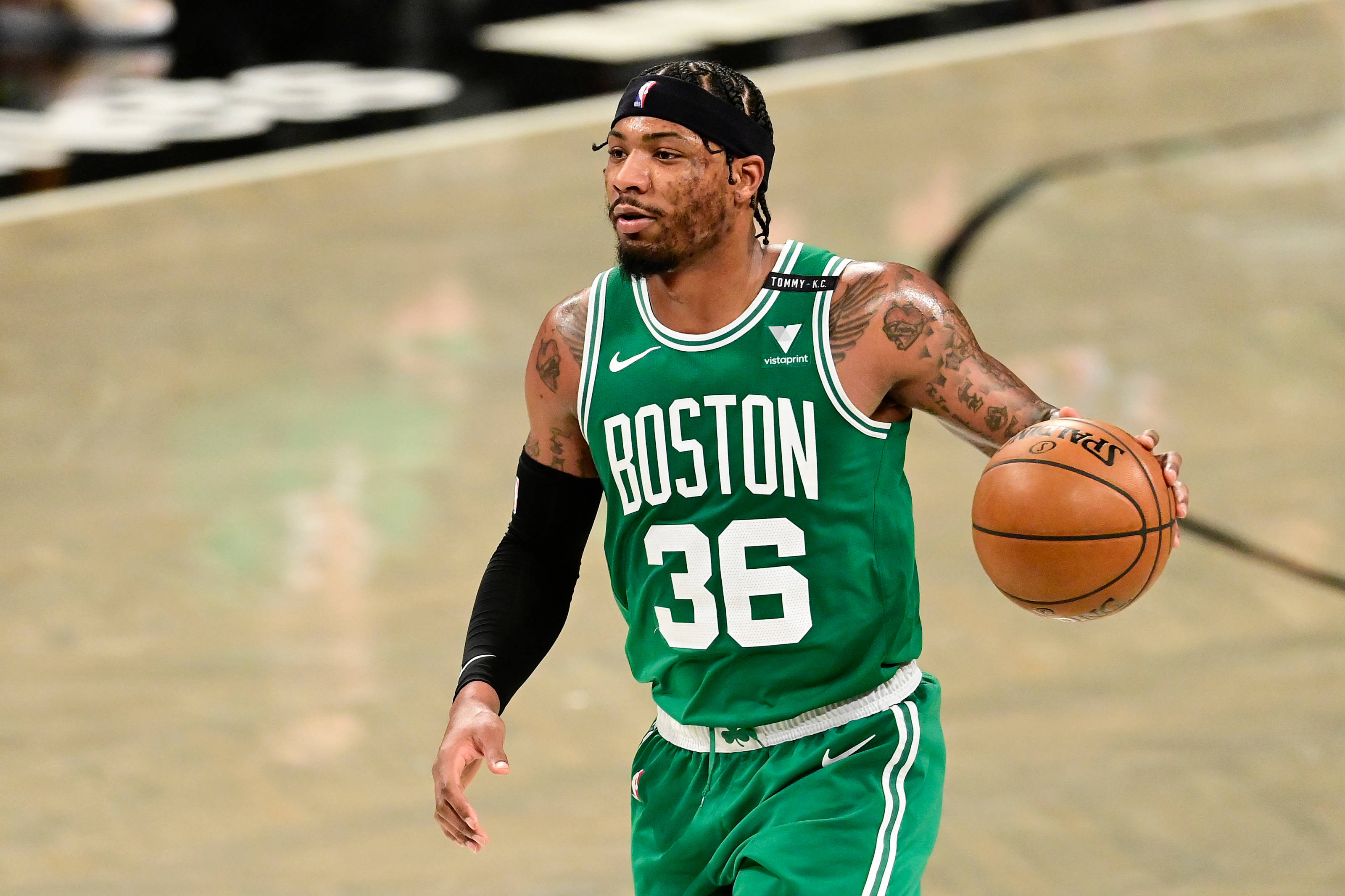 Marcus 桌布 壁紙 — 一名身穿綠色36號球衣的波士頓塞爾提克籃球運動員，在明亮的場館燈光下於激烈的比賽中運球。