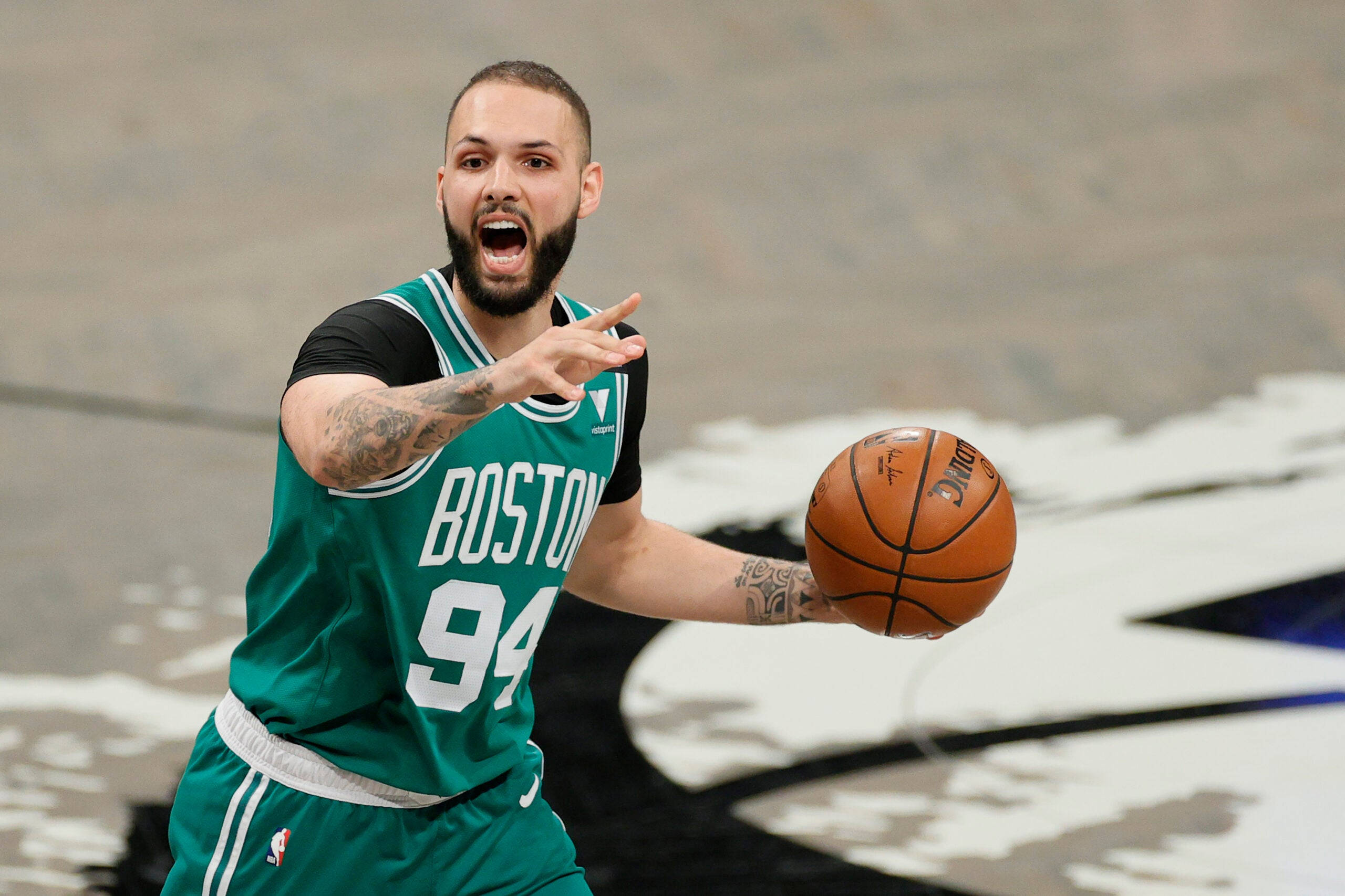 NBA 桌布 壁紙 — 一名身穿綠色94號球衣的波士頓塞爾提克籃球球員在球場上運球時大喊。