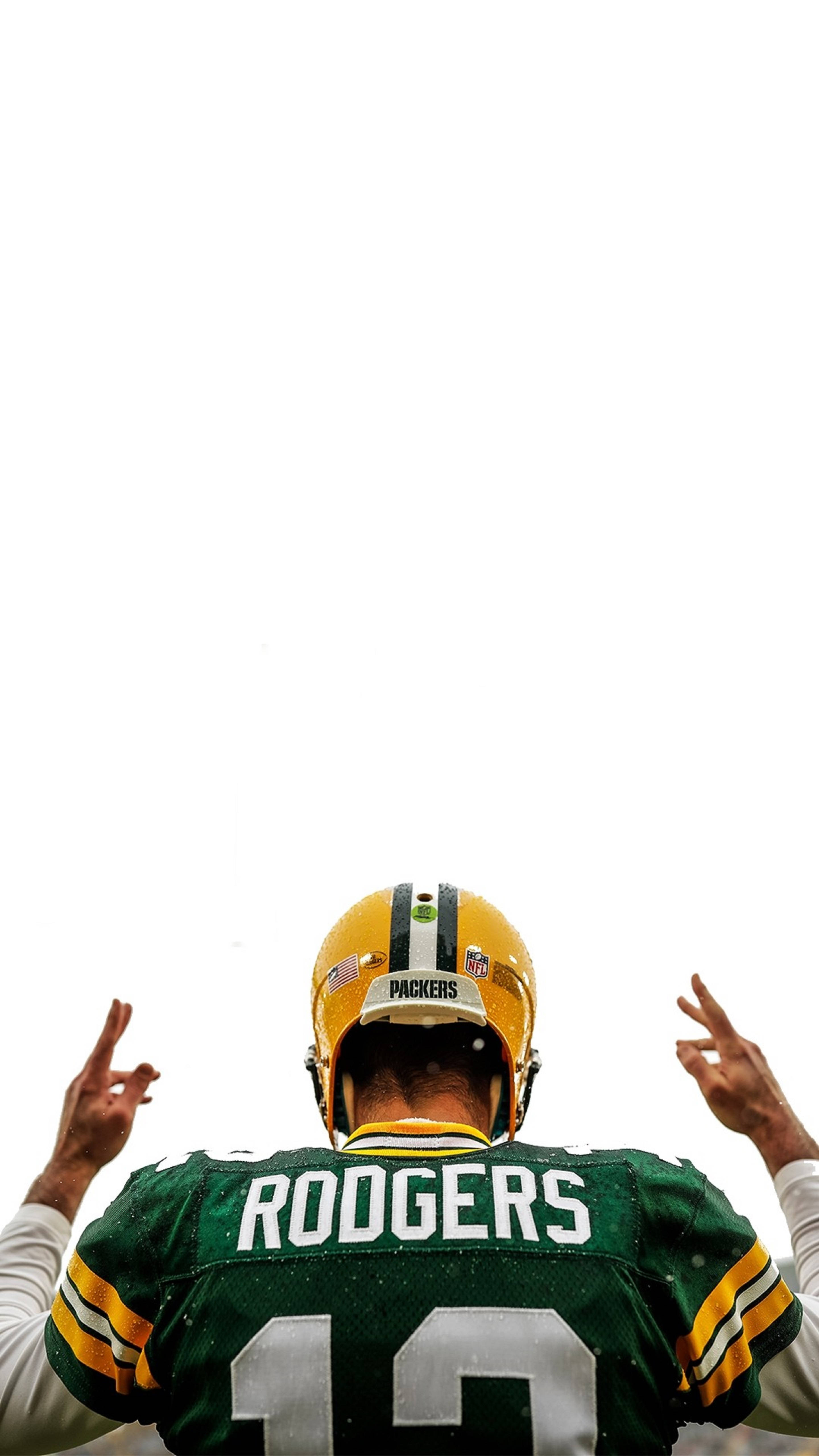 Aaron Rodgers 桌布 壁紙 — 一名身穿綠色和金色 Packers 球衣（號碼 12）的美式足球員，在明亮的白色天空下高舉雙臂站立。