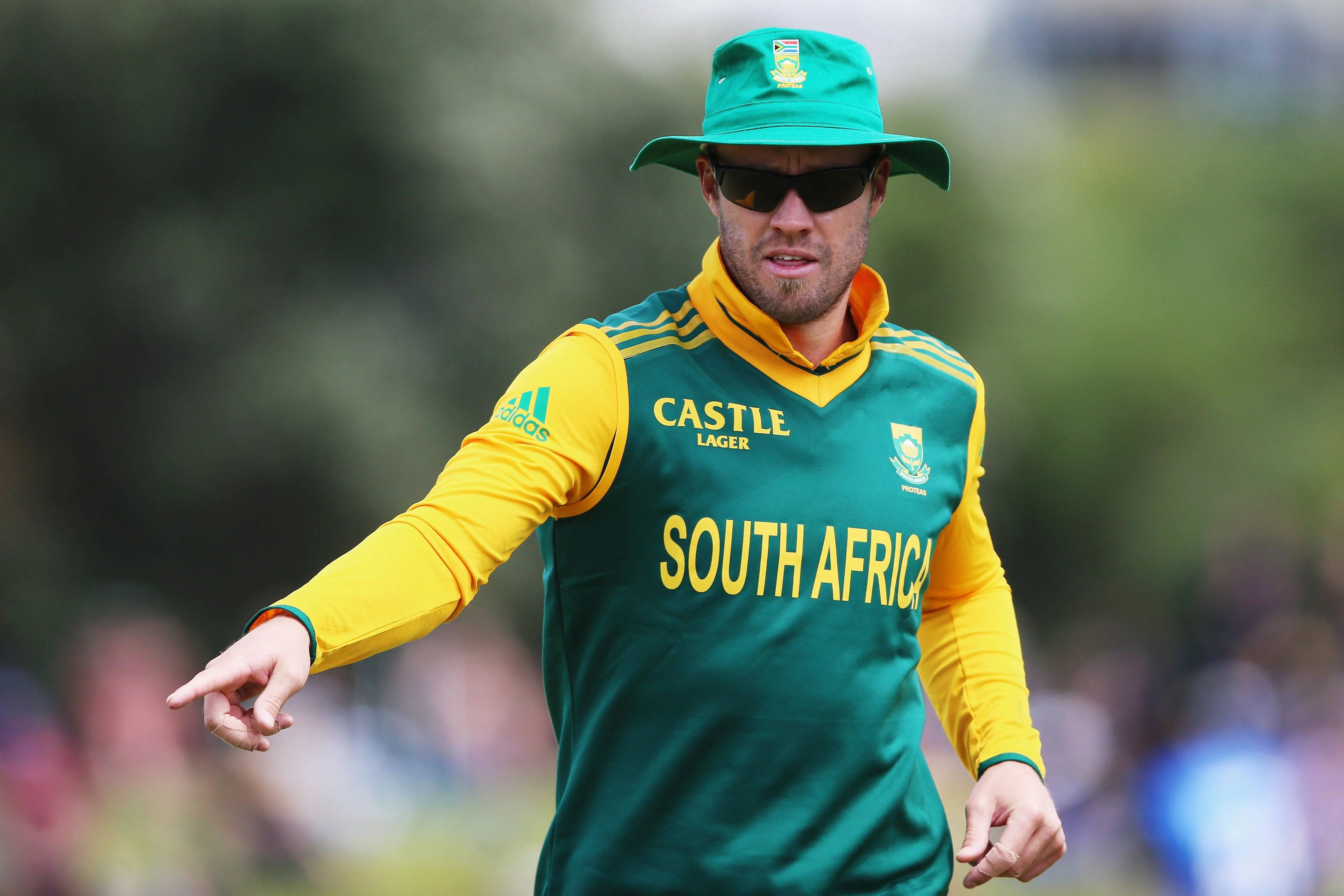 south africa cricket 桌布 壁紙 — 一名身穿綠色和黃色球衣的南非板球運動員在日間比賽中果斷地指著。