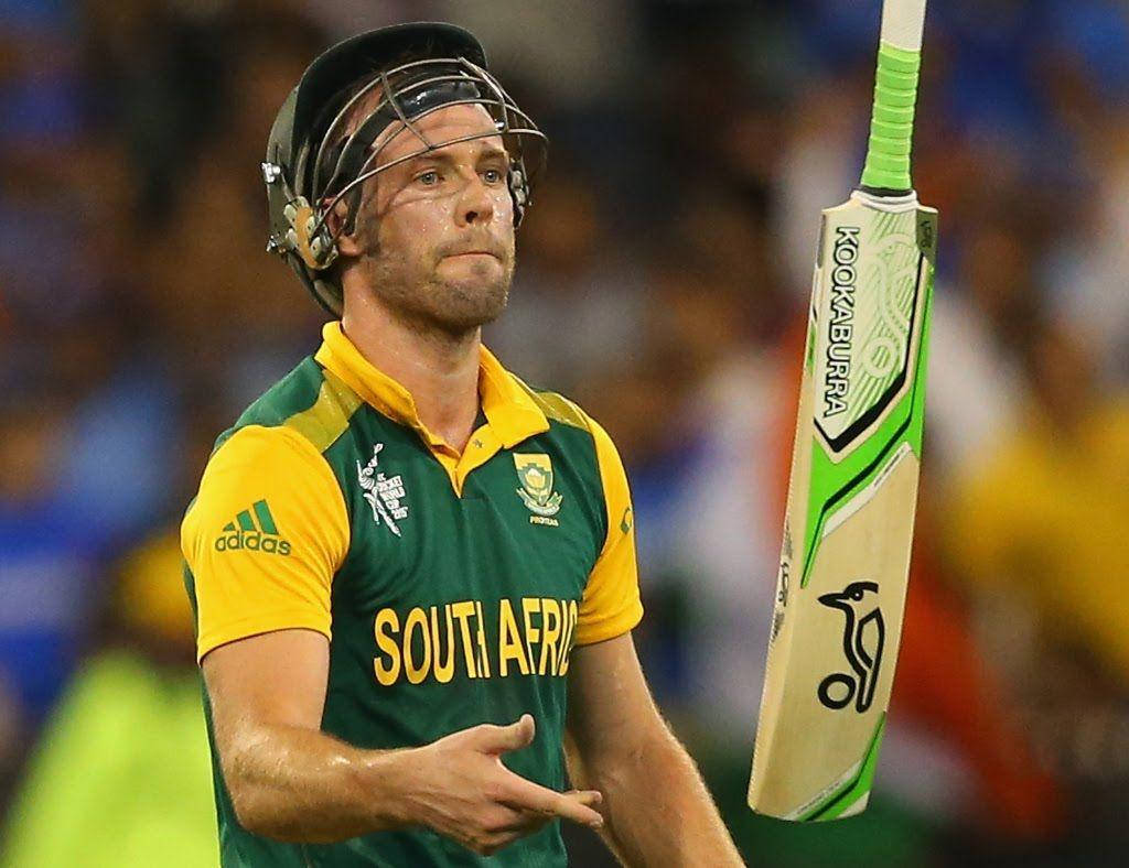 Ab De Villiers 桌布 壁紙 — 一名身穿綠色和黃色球衣的南非板球運動員，在體育場燈光下戴著頭盔，手持綠色和白色的球棒。