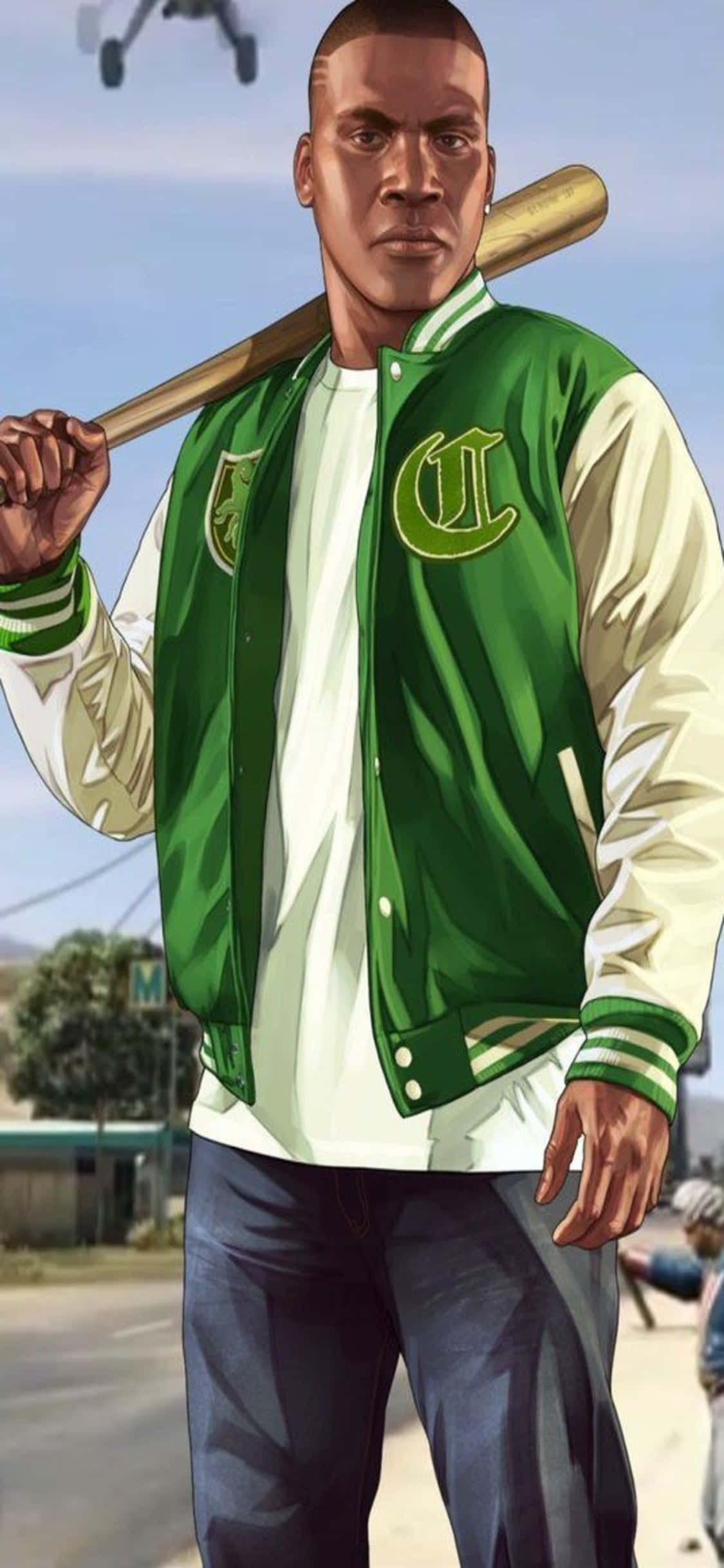 Grand Theft Auto V 桌布 壁紙 — 一名身穿綠色大學外套的男子在晴朗的藍天下手持棒球棍，一架無人機在頭頂飛過。