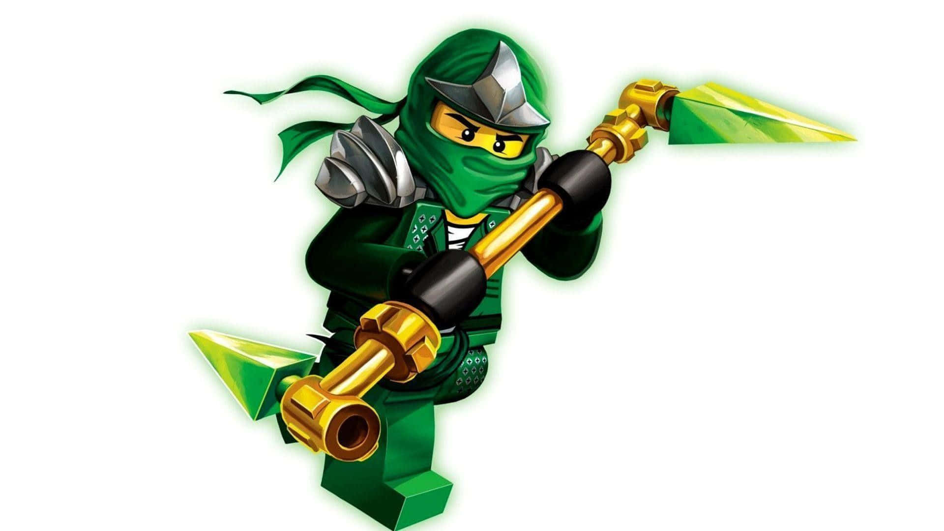 Ninjago 桌布 壁紙 — 一名身穿綠色服裝的LEGO忍者戰士，在純白色背景前揮舞著帶有發光綠色刀刃的金色長杖。