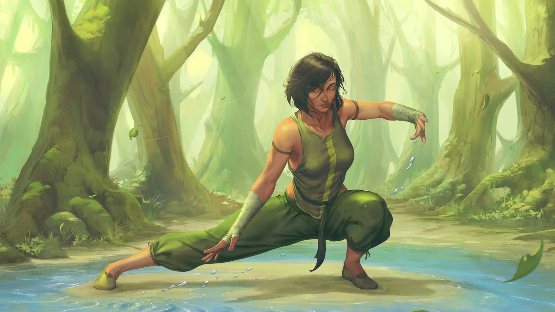 Korra 桌布 壁紙 — 一名身穿綠色武術裝備的女子在迷霧森林溪流中，被古樹環繞，擺出優雅的姿勢。