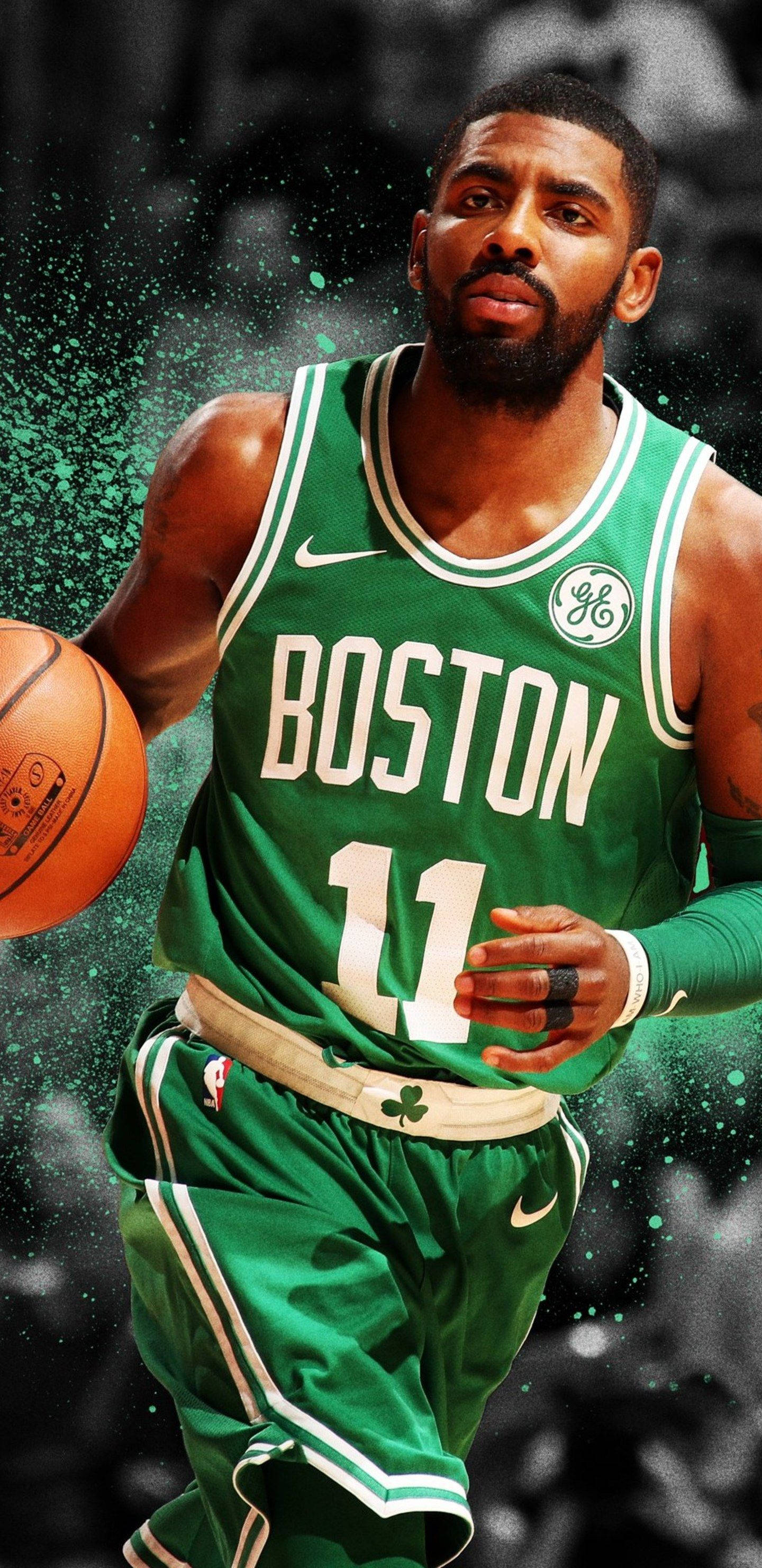Kyrie 桌布 壁紙 — 一名身穿綠色波士頓塞爾提克球衣的籃球運動員，在帶有綠色粒子效果的深色背景下專注地運球。
