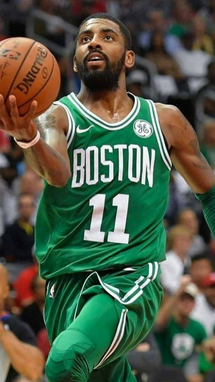 Kyrie 桌布 壁紙 — 一名身穿綠色波士頓球衣、號碼11的籃球運動員在比賽中運球。