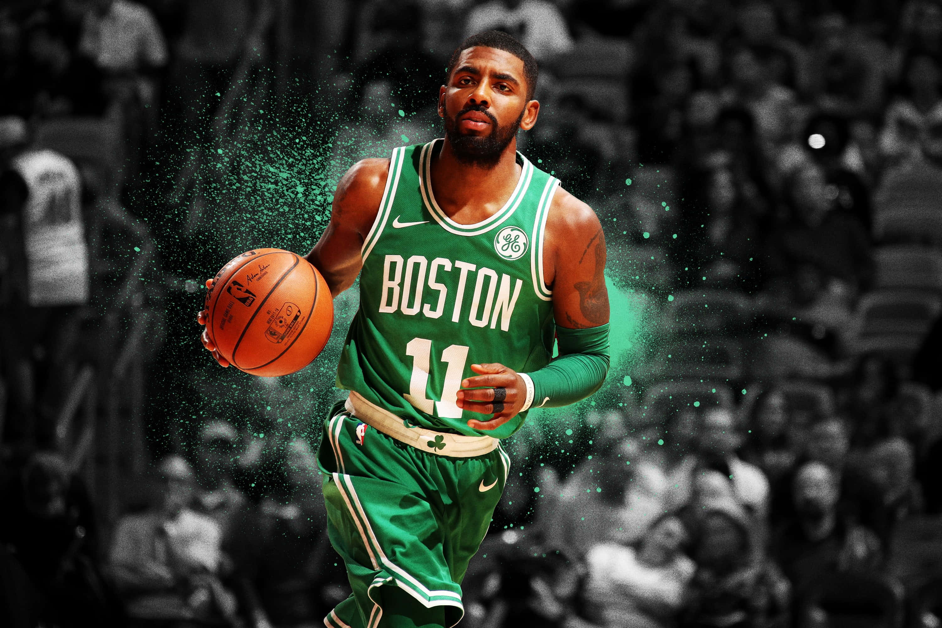 NBA 桌布 壁紙 — 一名身穿綠色波士頓球衣的籃球運動員在模糊的人群背景下激烈運球，綠色粒子在他周圍爆炸。