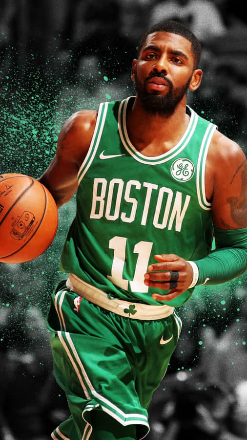 Kyrie Irving Cool 桌布 壁紙 — 一名身穿綠色波士頓球衣的籃球運動員，在粗糙的黑白背景下專注地運球。