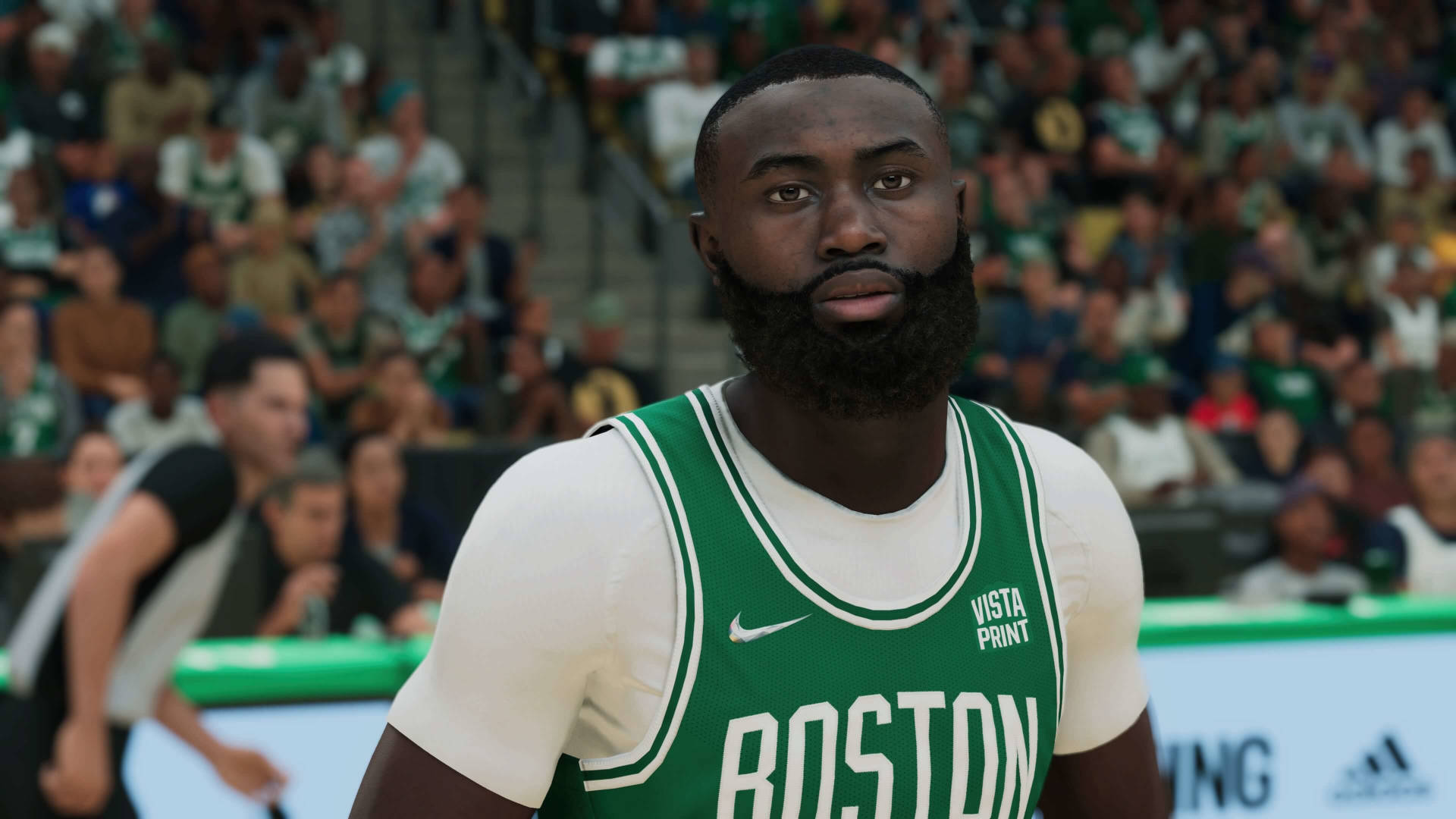 Jaylen Brown 桌布 壁紙 — 一名身穿綠色波士頓球衣的籃球運動員，在模糊的人群背景下，專注地凝視著鏡頭。