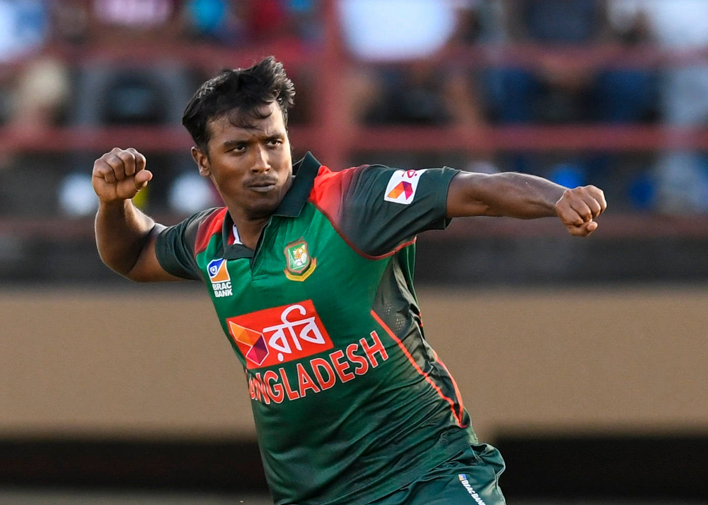 Bangladesh Cricket 桌布 壁紙 — 一名身穿綠色球衣的孟加拉國板球運動員在體育場上做出強力的投球動作。