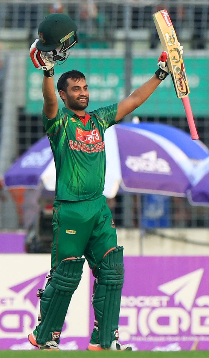 Bangladesh Cricket 桌布 壁紙 — 一名身穿綠色球衣的孟加拉板球運動員在球場上勝利地高舉頭盔和球棒。