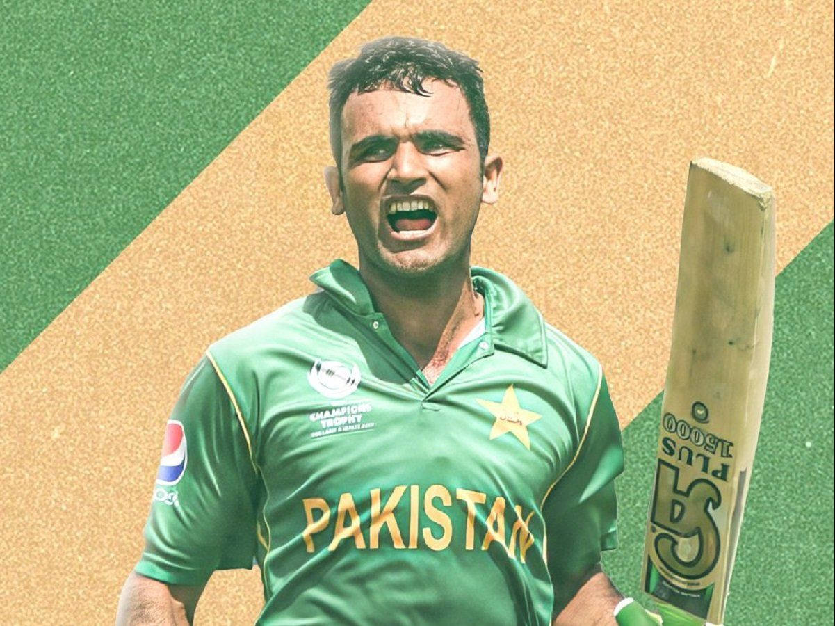 Fakhar Zaman 桌布 壁紙 — 一名身穿綠色球衣的巴基斯坦板球運動員，在搶眼的綠色和金色背景前，高舉球棒發出勝利的咆哮。