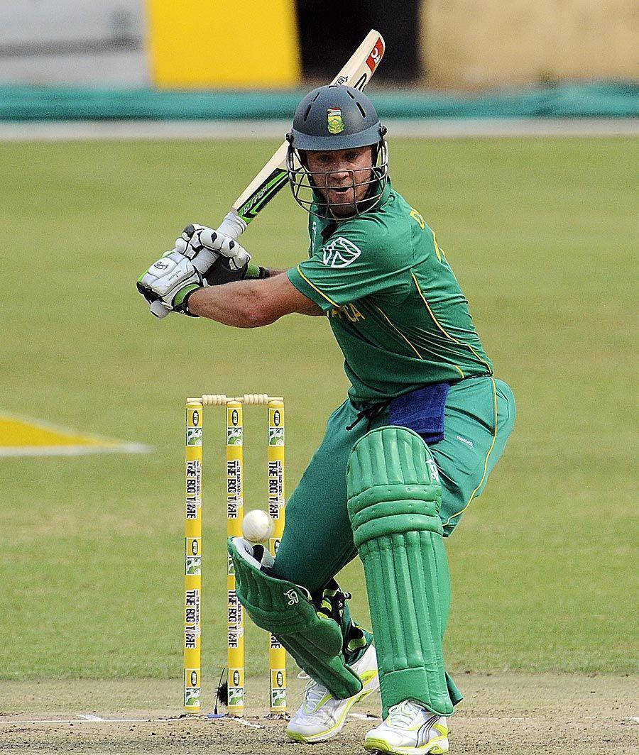 Ab De Villiers 桌布 壁紙 — 一名身穿綠色球衣的板球擊球手在草地上揮動球棒擊打靠近三柱門的球。
