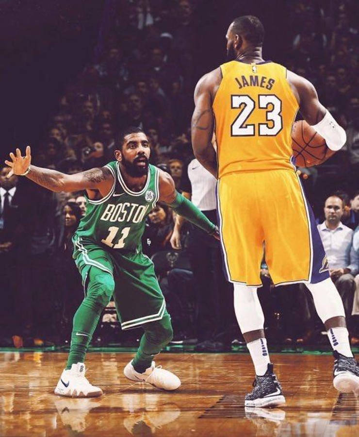 Lebron James Lakers 桌布 壁紙 — 一名身穿綠色球衣的籃球運動員在明亮的場館燈光下，於激烈的比賽中防守一名身穿黃色球衣並持球的球員。