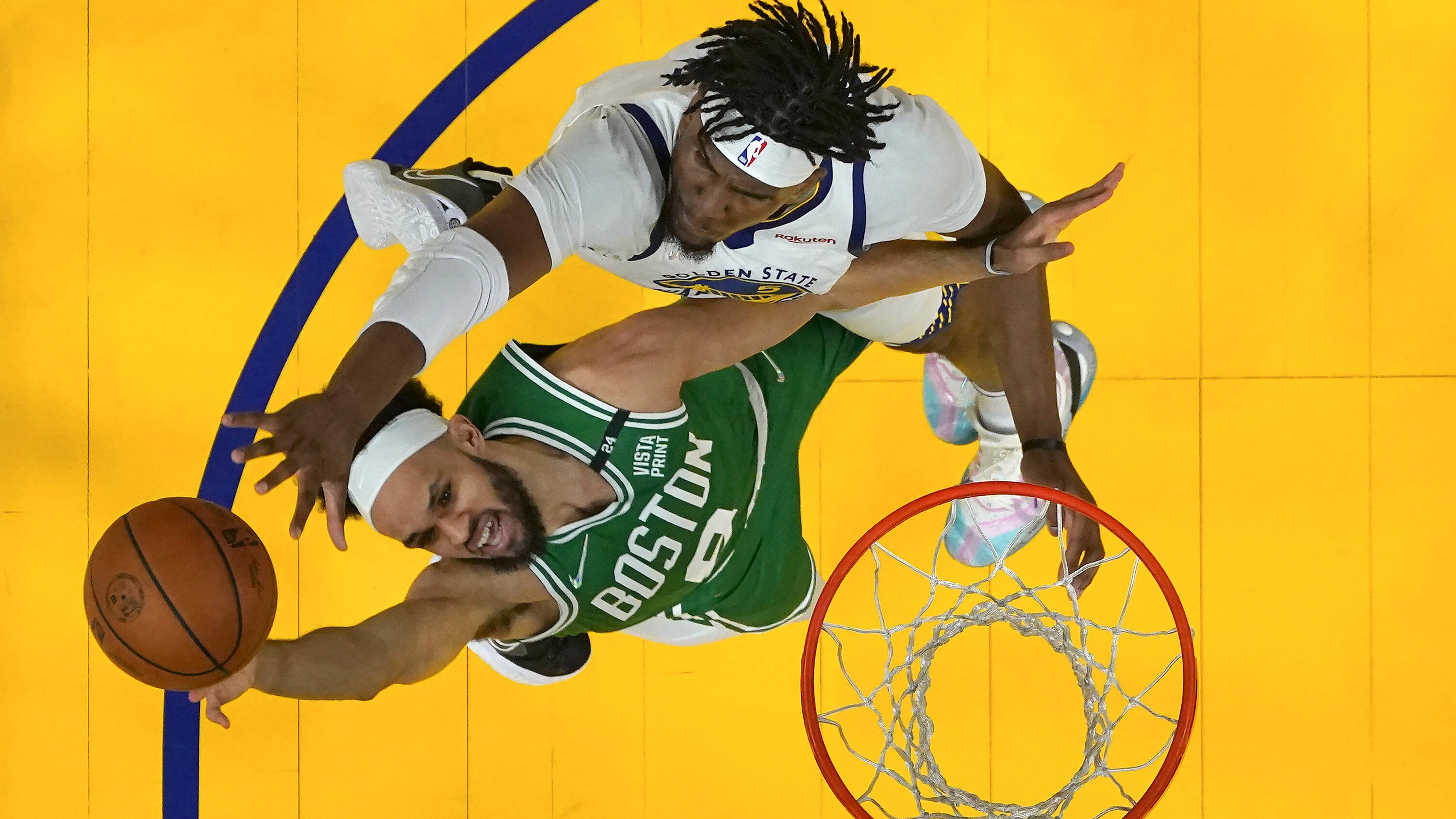 NBA 桌布 壁紙 — 一名身穿綠色球衣的籃球運動員在鮮黃色的球場上向籃框飛撲，而一名身穿白色球衣的防守球員跳起封阻他的投籃。