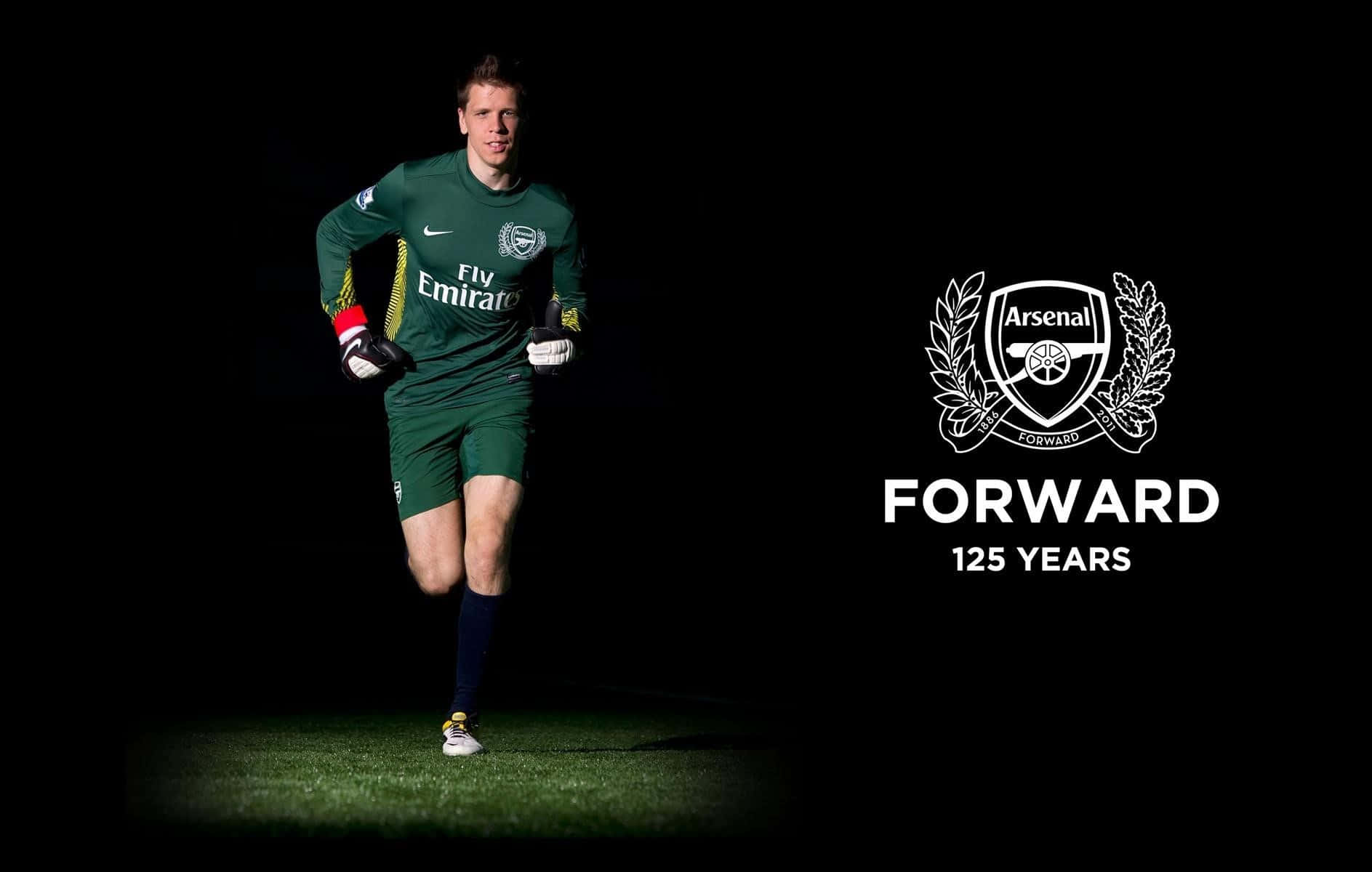 Wojciech Szczesny 桌布 壁紙 — 一名身穿綠色球衣的足球守門員在黑色背景、兵工廠標誌及「FORWARD 125 YEARS」文字下，於聚光燈照射的草地上動態奔跑。