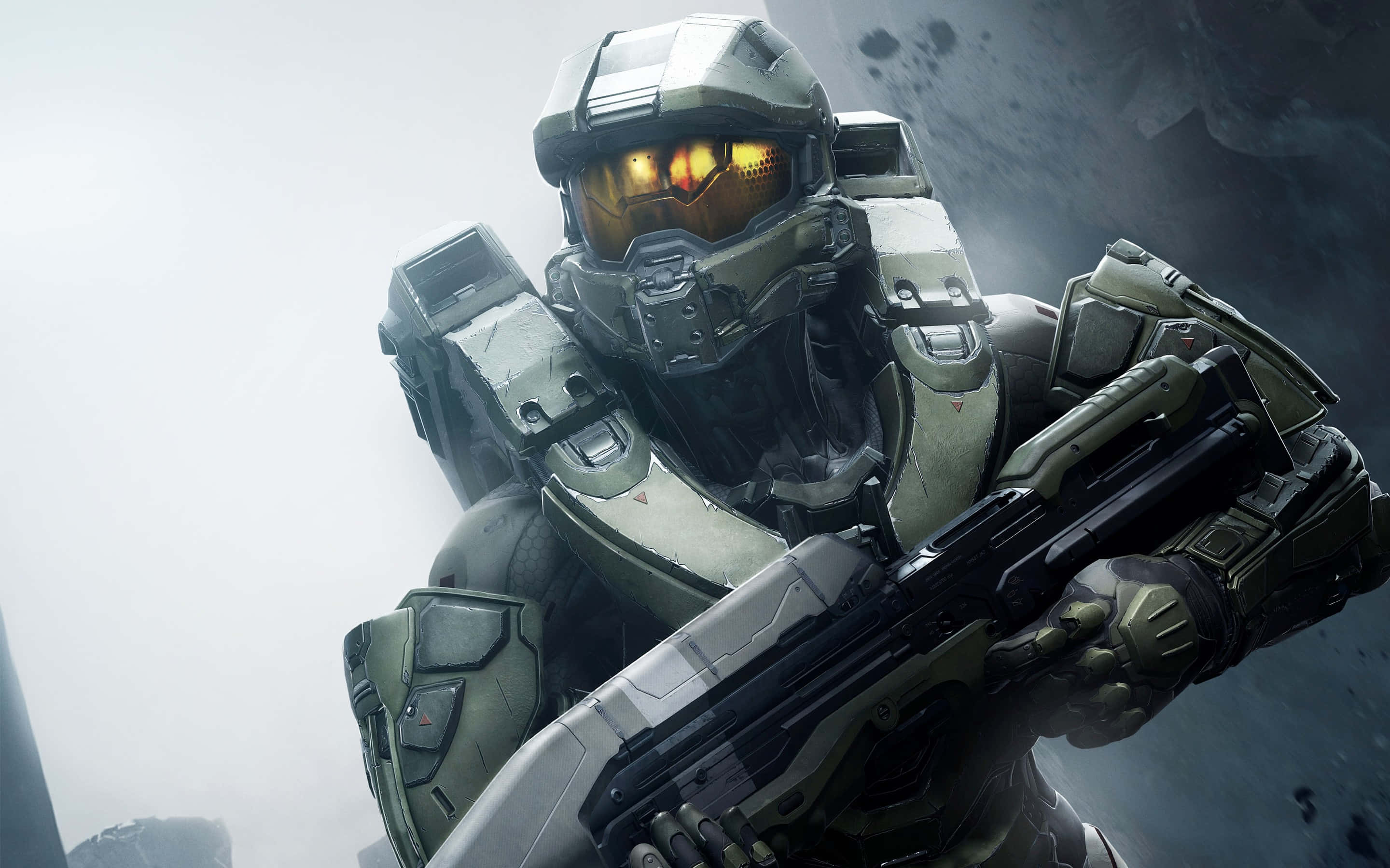 Master Chief 桌布 壁紙 — 一名身穿綠色盔甲、戴著發光橙色面罩的士兵，在霧氣瀰漫的外星景觀中手持步槍。