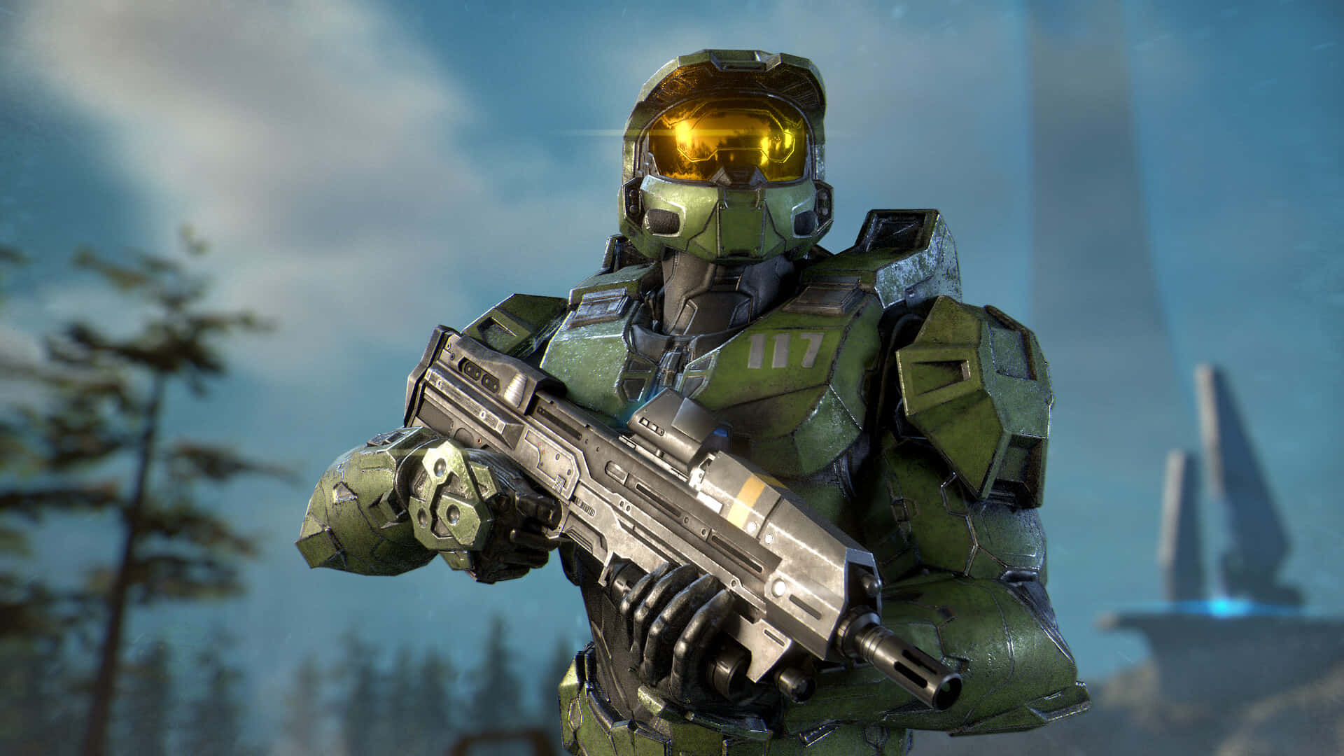 Halo Infinite 桌布 壁紙 — 一名身穿綠色盔甲、戴著發光黃色護目鏡的士兵，在陰天和遠處建築物的背景下，手持一把未來步槍。