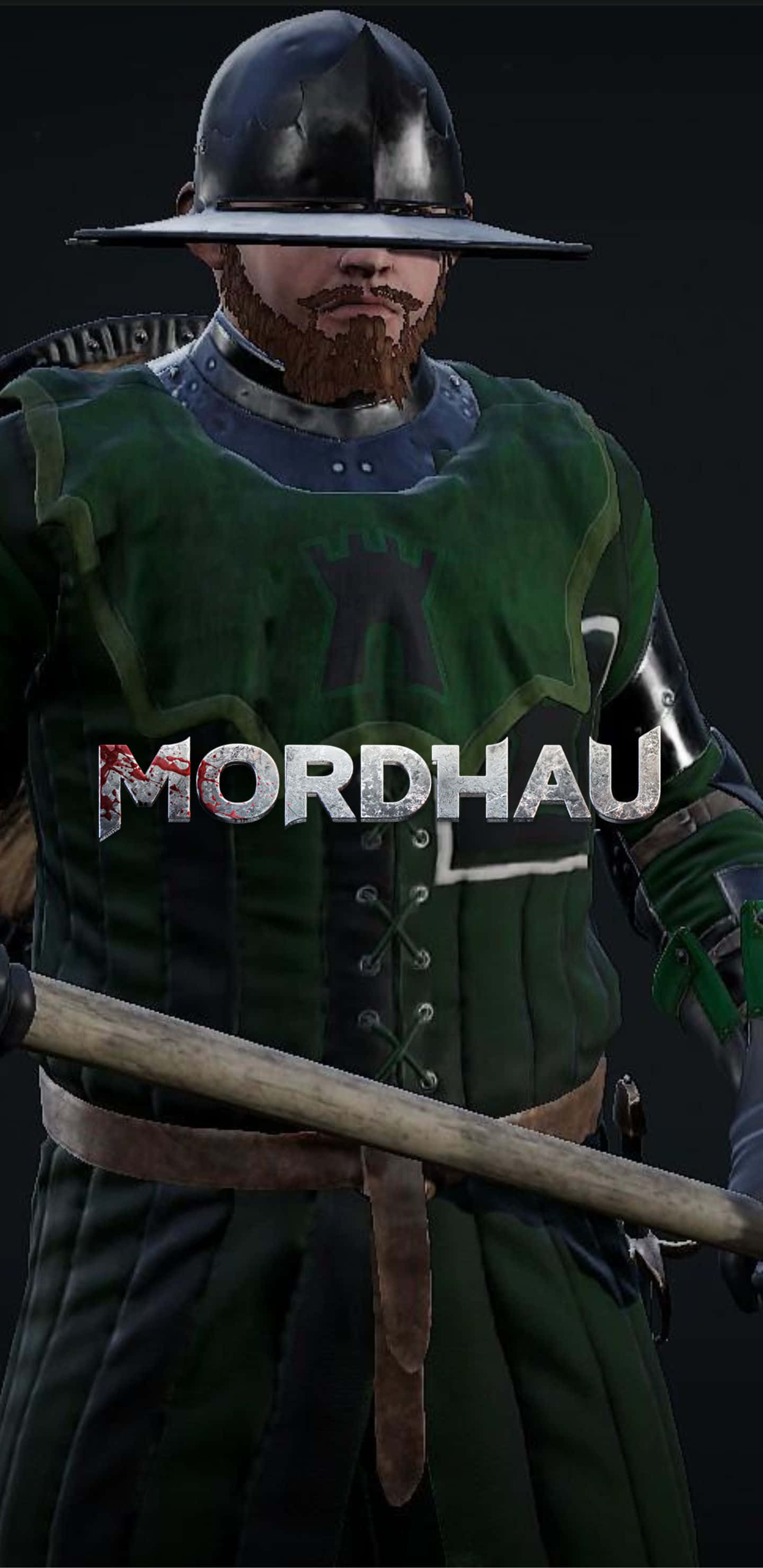 Pixel 3xl Mordhau 桌布 壁紙 — 一名身穿綠色盔甲和頭盔的中世紀戰士，在黑暗背景上手持木製長柄武器，並覆蓋有MORDHAU字樣。