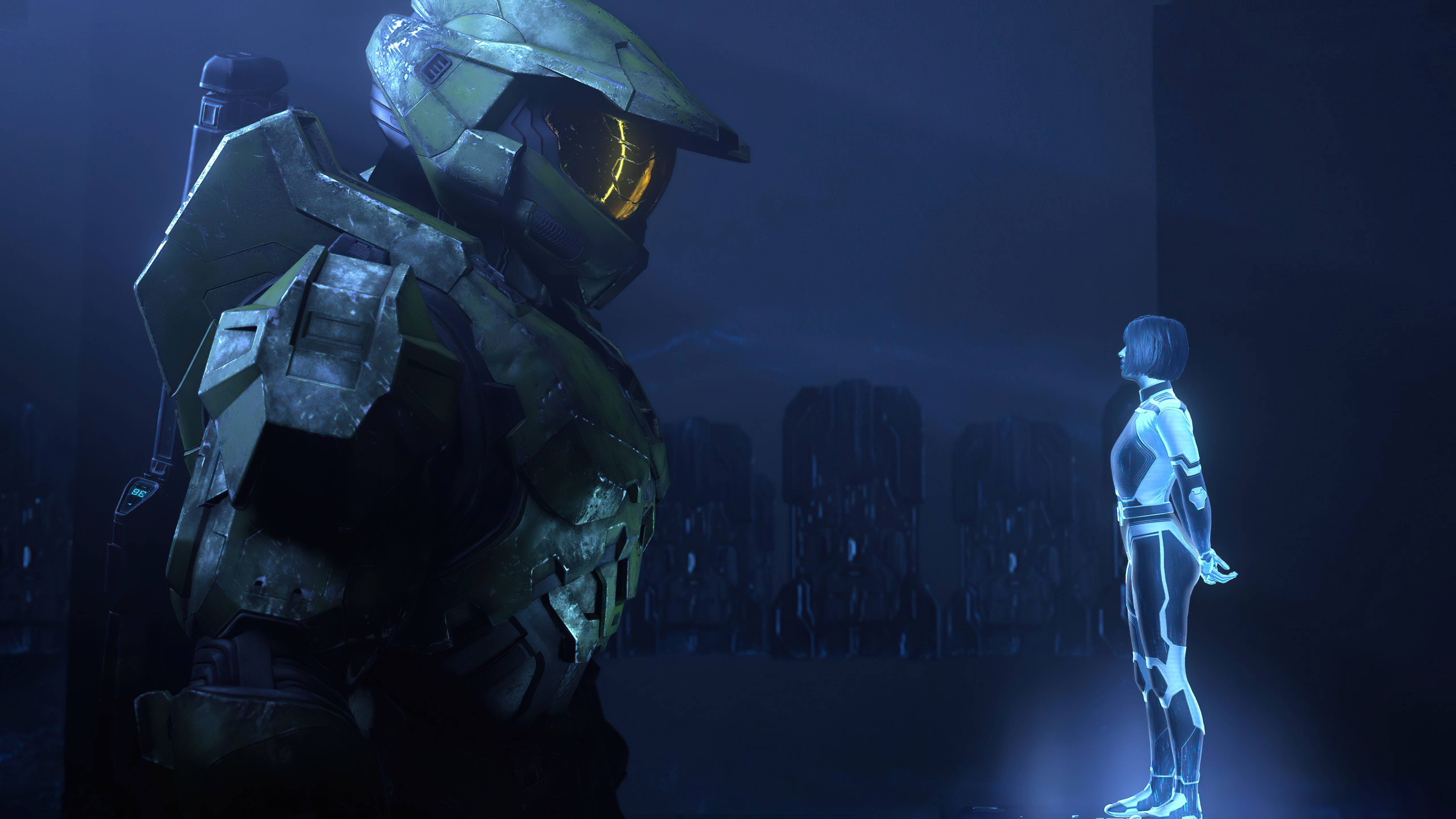 Master Chief 桌布 壁紙 — 一名身穿綠色盔甲的士兵在昏暗的未來風格房間中面對一個發光的藍色身影。